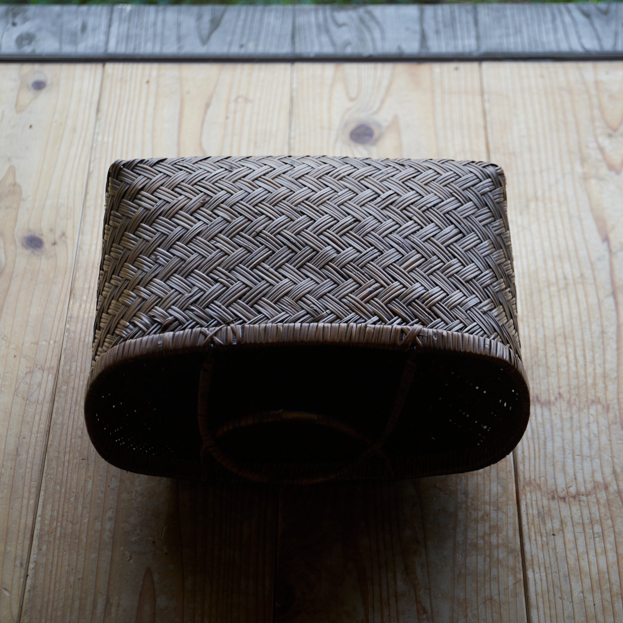 Old bamboo basket that grew well in amber color Open-air basket Taisho Taisho period/1912-1926CE