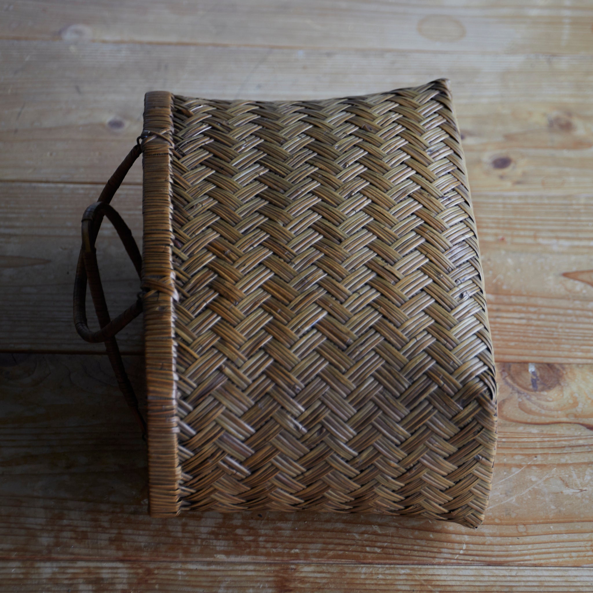 Old bamboo basket that grew well in amber color Open-air basket Taisho Taisho period/1912-1926CE