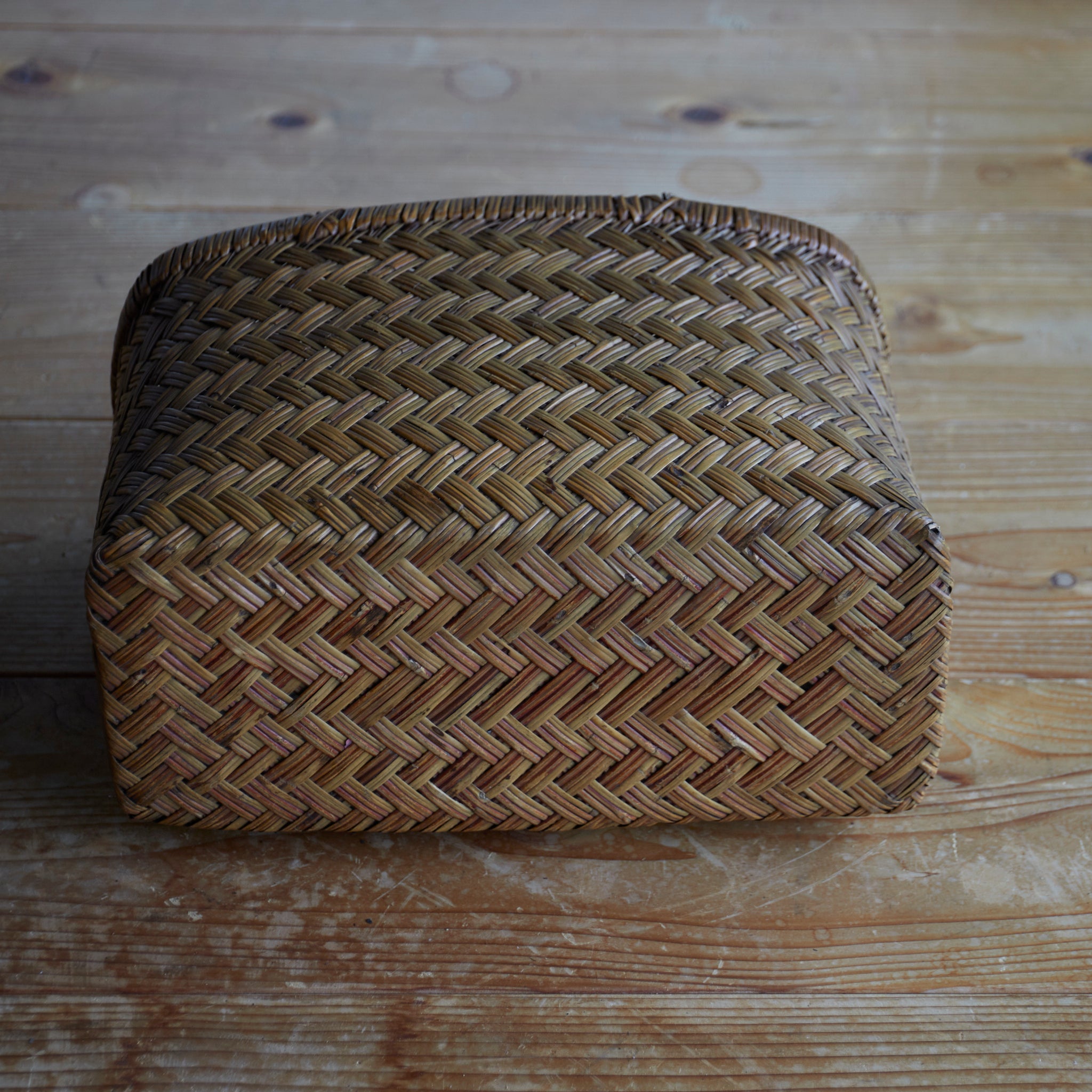 Old bamboo basket that grew well in amber color Open-air basket Taisho Taisho period/1912-1926CE