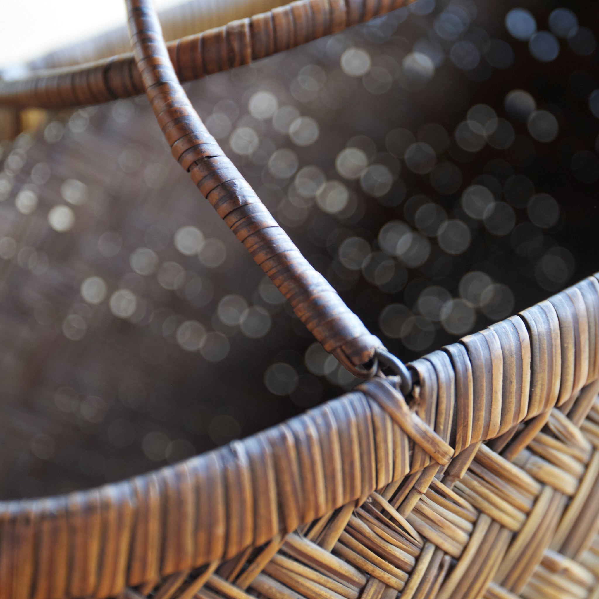 Old bamboo basket that grew well in amber color Open-air basket Taisho Taisho period/1912-1926CE