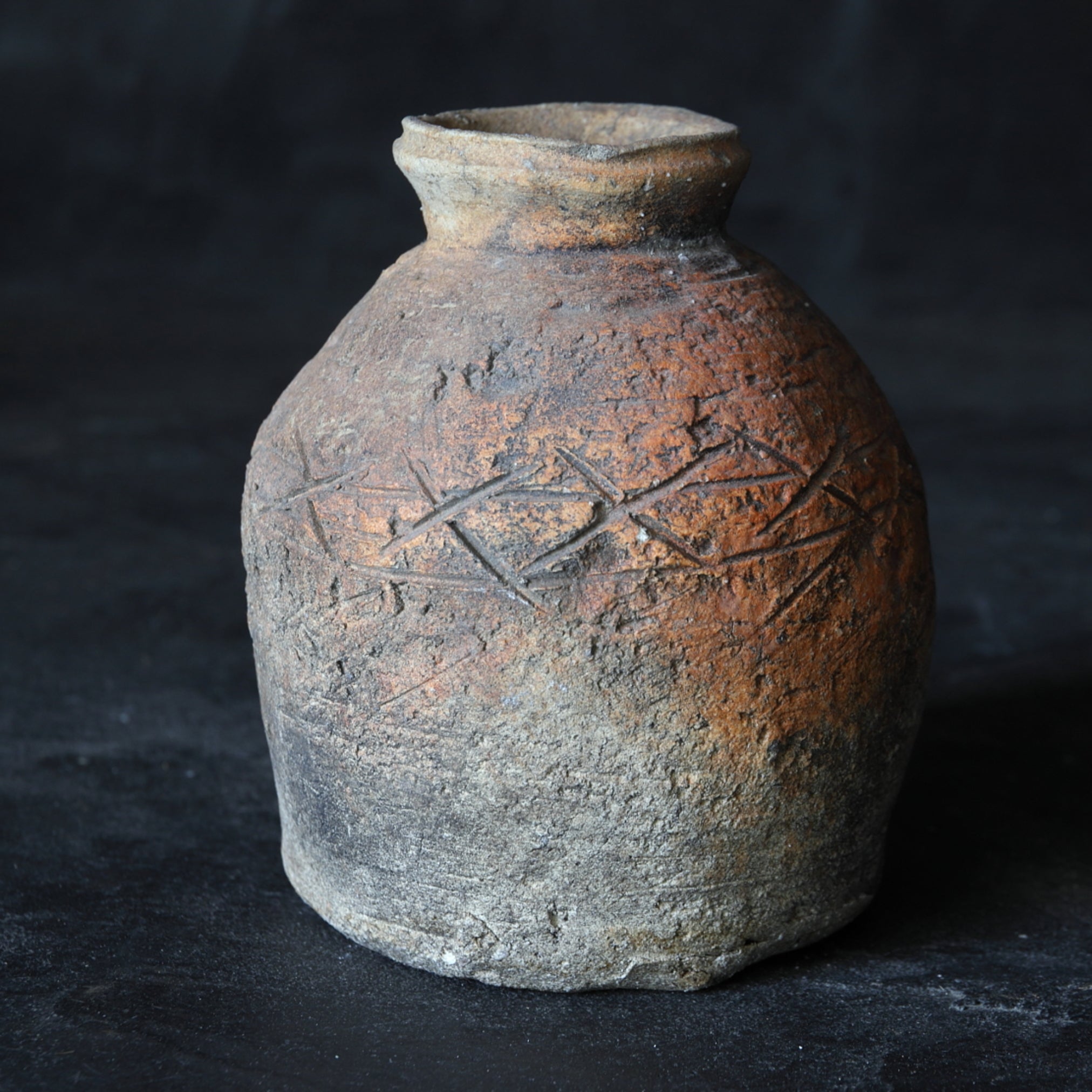 室町時代 古信楽 檜垣文壺 蹲（うずくまる）（1336–1573 CE）