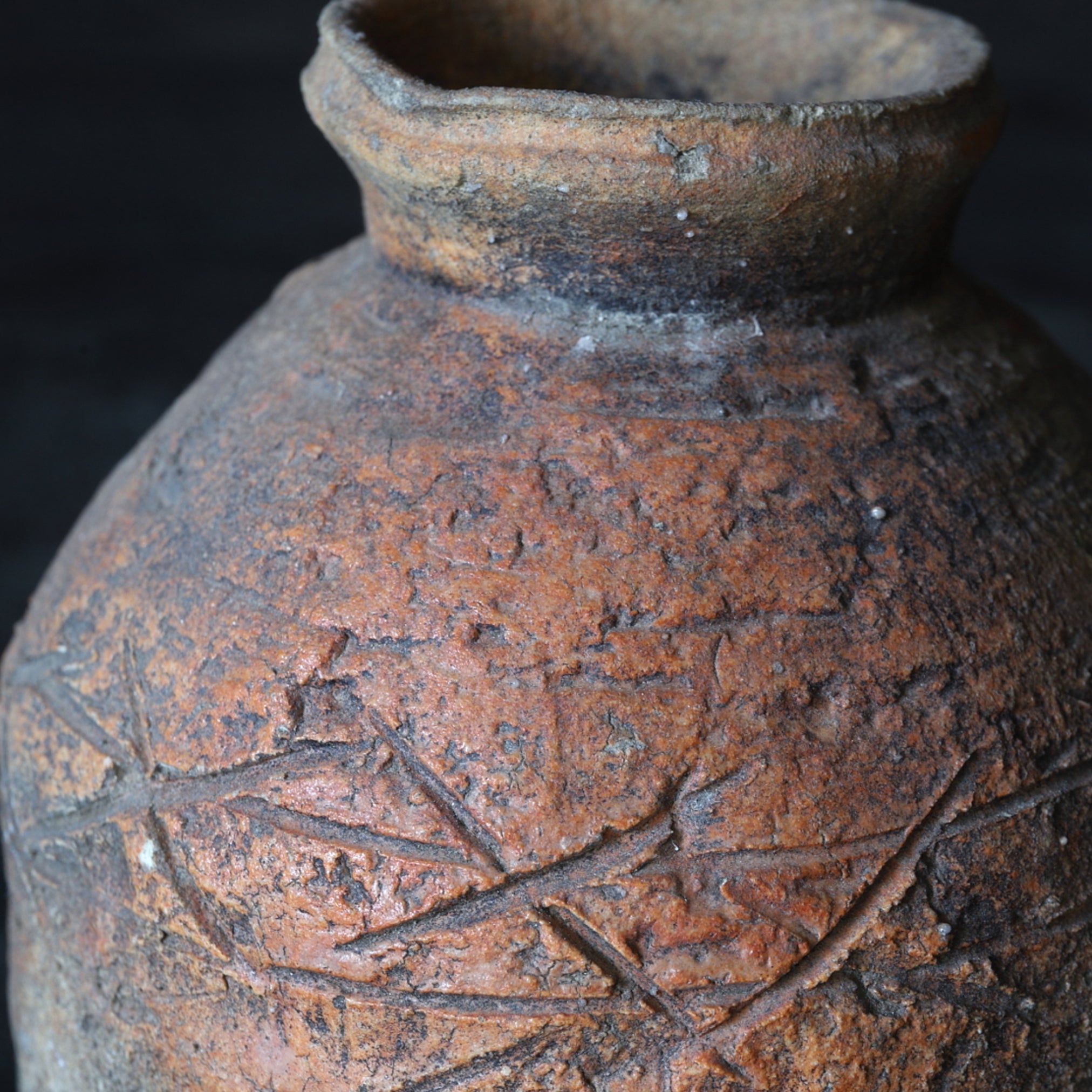 室町時代 古信楽 檜垣文壺 蹲（うずくまる）（1336–1573 CE）
