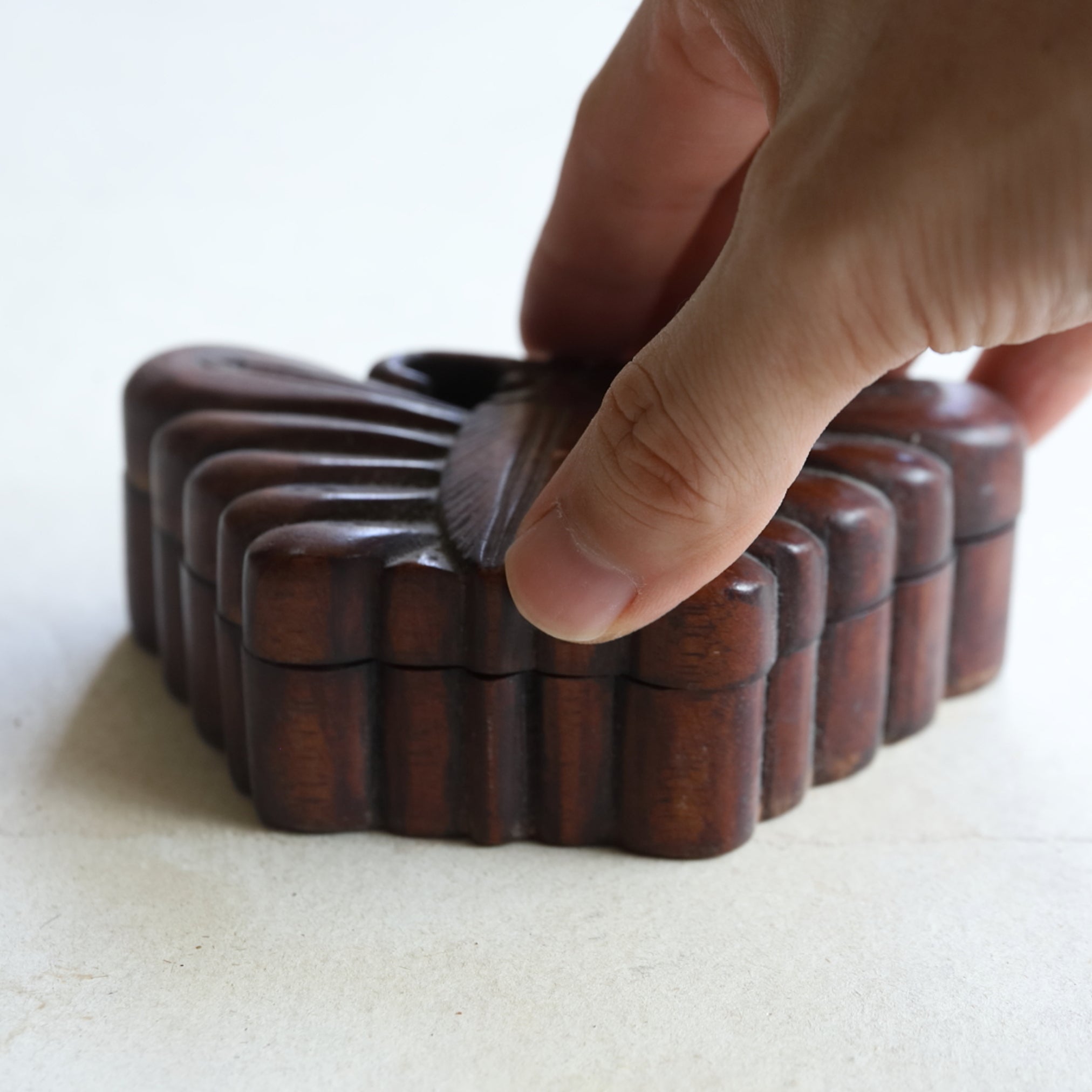 李朝 木地蝶形香合 a2（1392–1897 CE） | 入蘆花（ロカニイル）