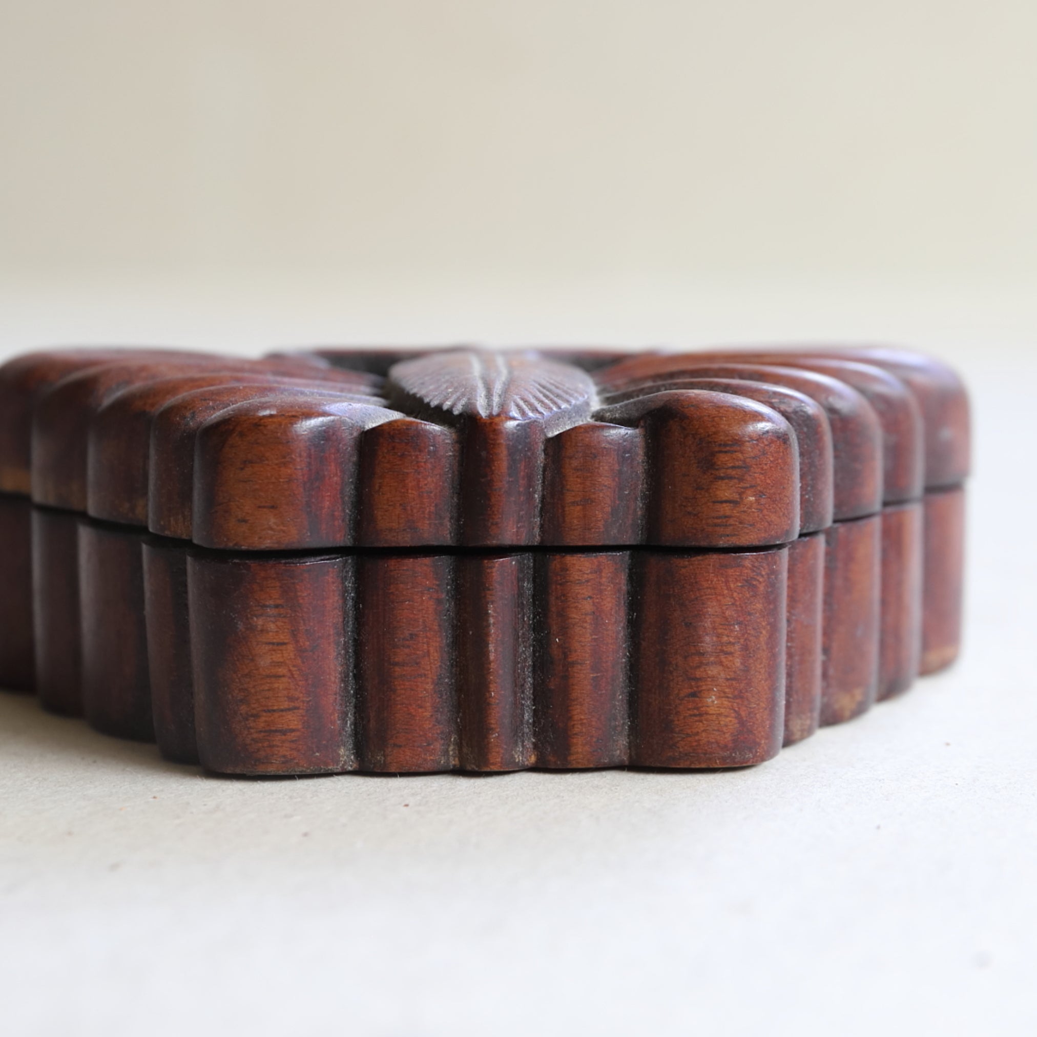 李朝 木地蝶形香合 a2（1392–1897 CE） | 入蘆花（ロカニイル）