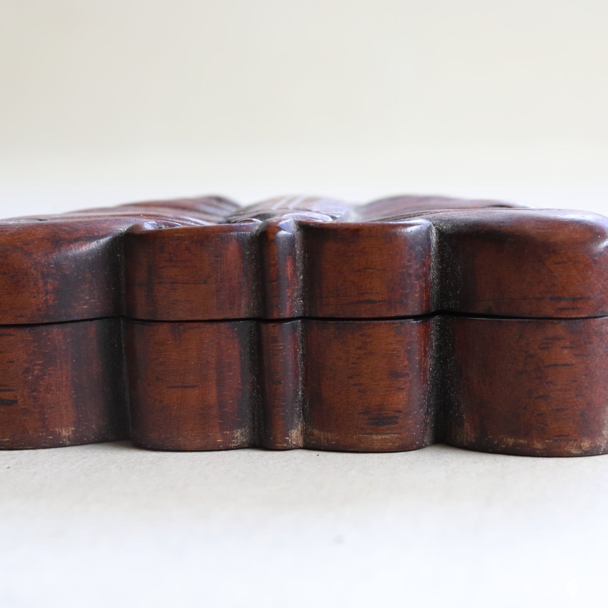 李朝 木地蝶形香合 a2（1392–1897 CE） | 入蘆花（ロカニイル）