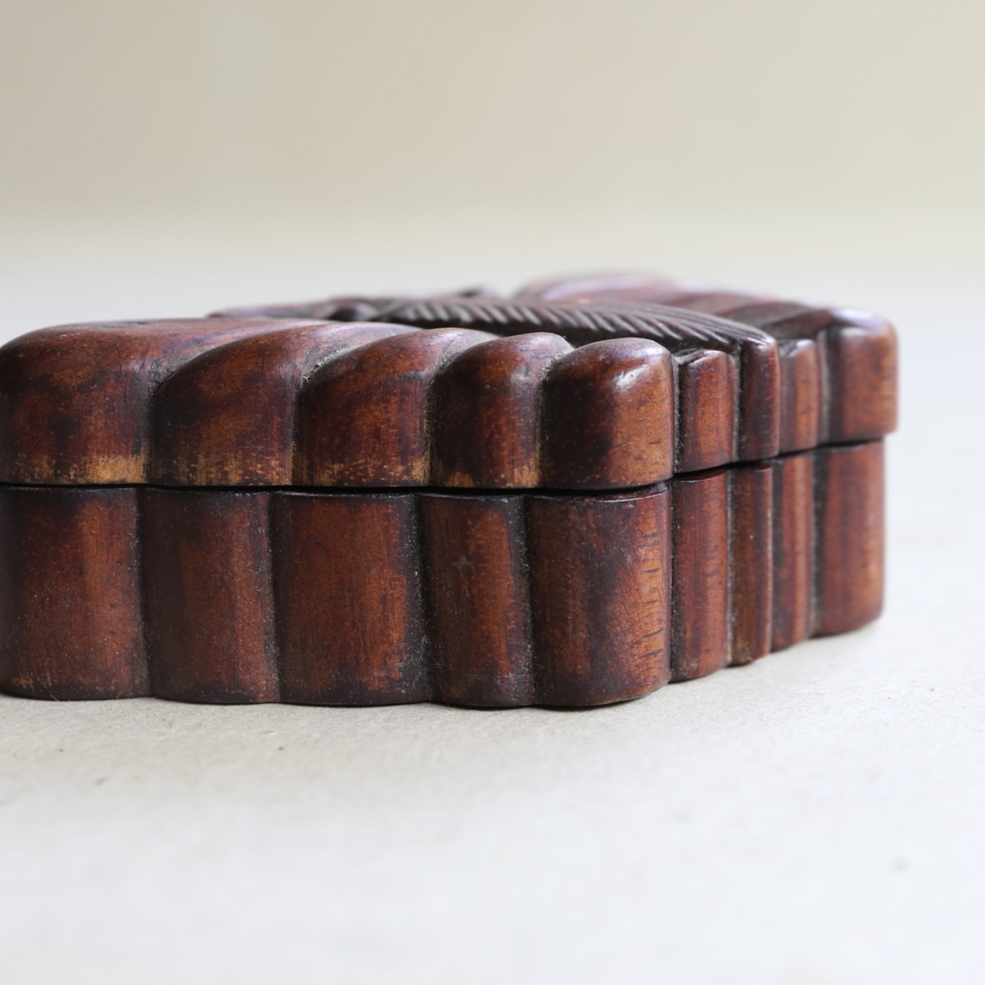 李朝 木地蝶形香合 a2（1392–1897 CE） | 入蘆花（ロカニイル）