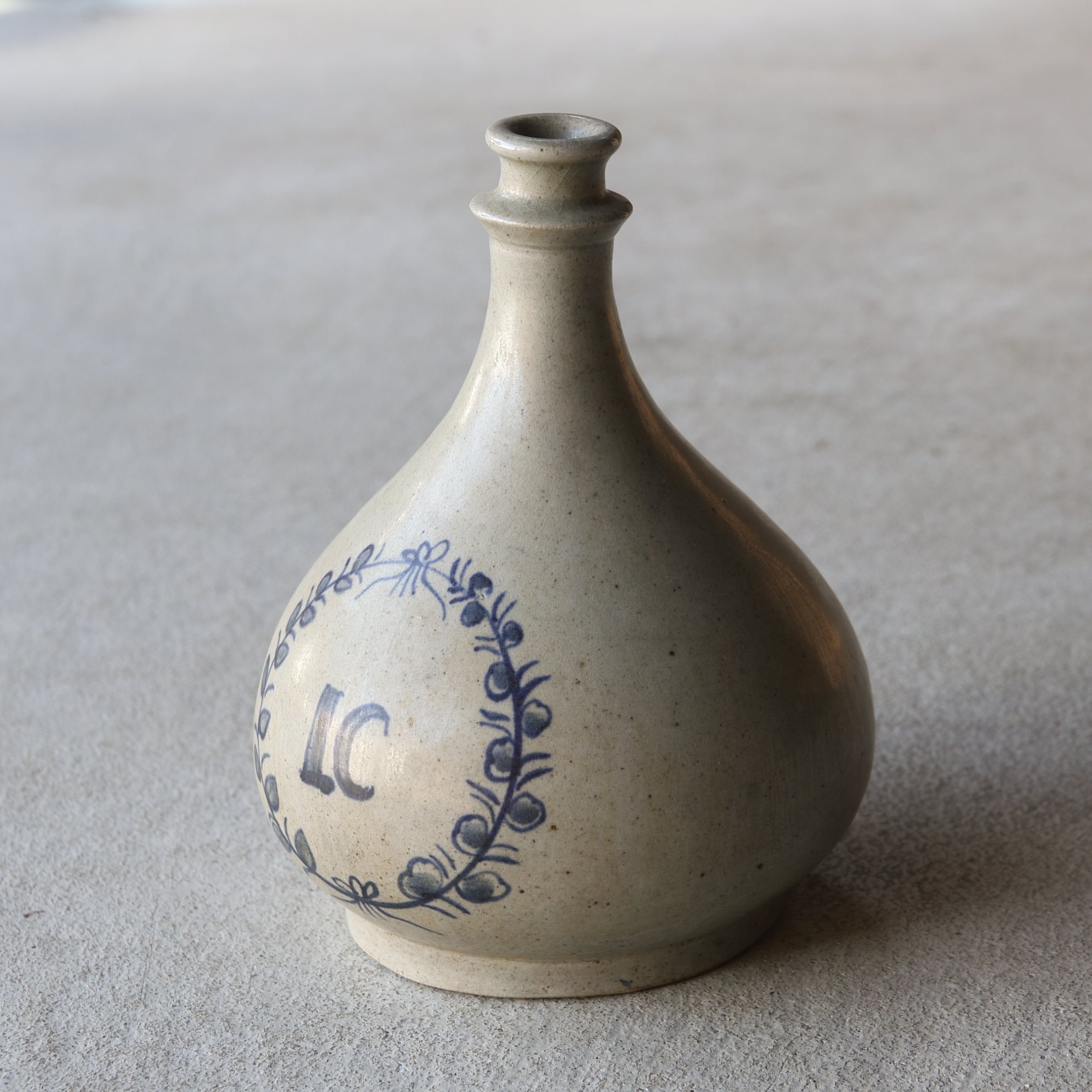 江戸時代 花輪LC文染付コンプラ瓶（1603–1867 CE） | 入蘆花（ロカニイル）