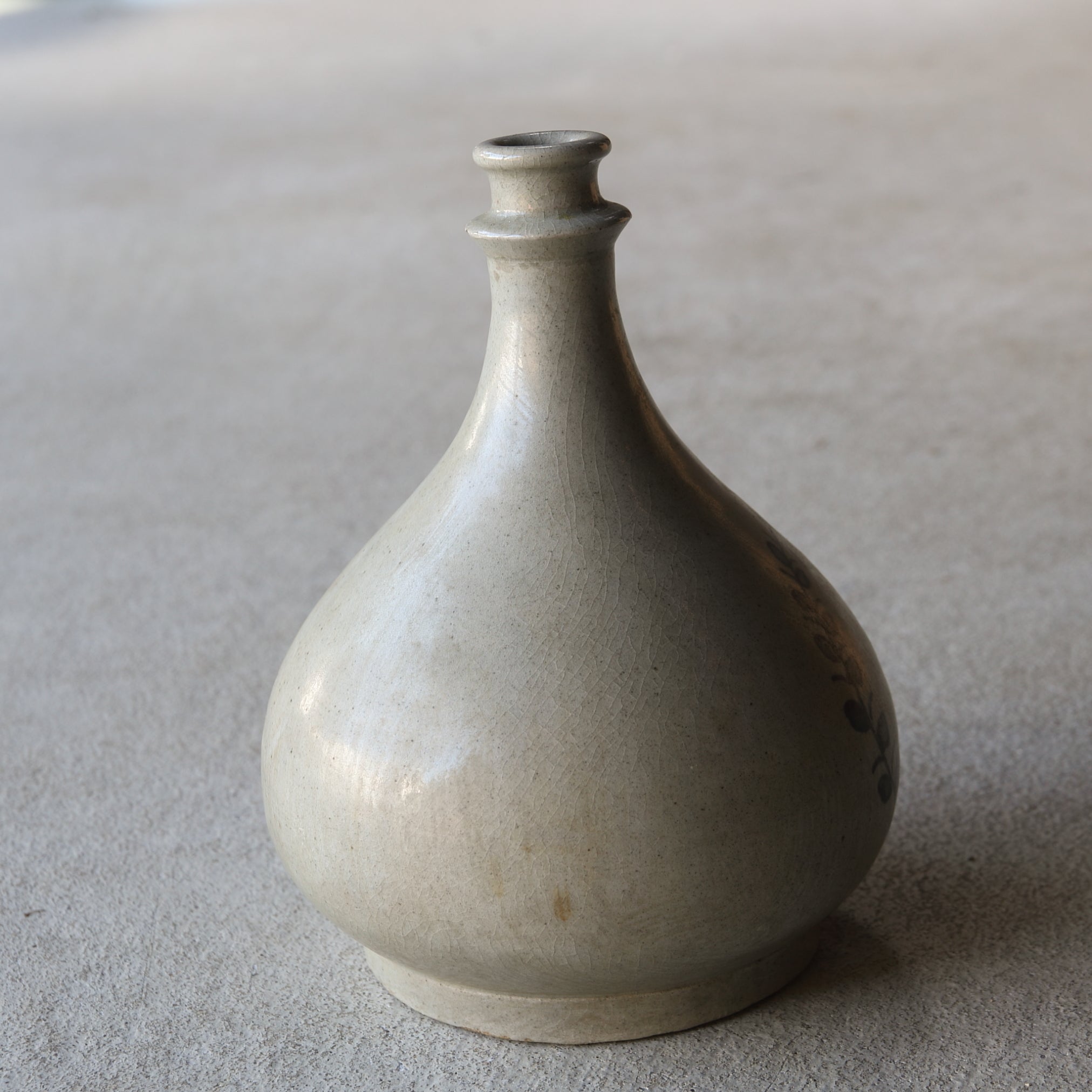 BOTELLA COMPRA, Con azul bajo cubierta diseño de anillo floral lc, Período Edo（1603–1867 d. C.）