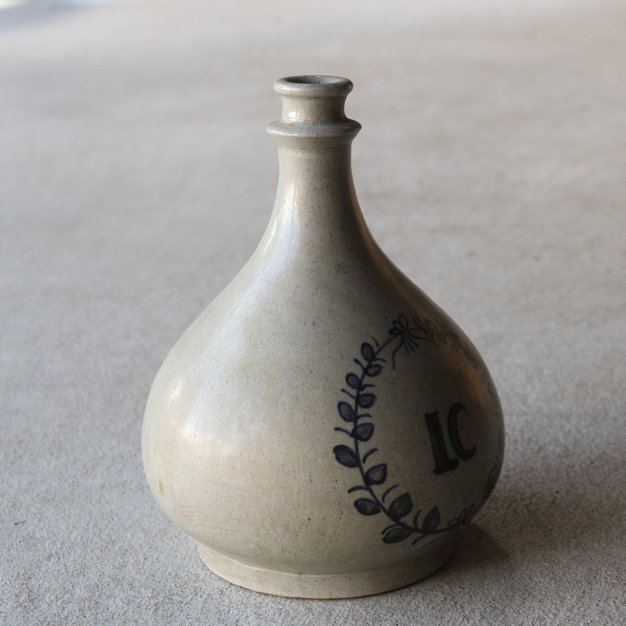 BOTELLA COMPRA, Con azul bajo cubierta diseño de anillo floral lc, Período Edo（1603–1867 d. C.）