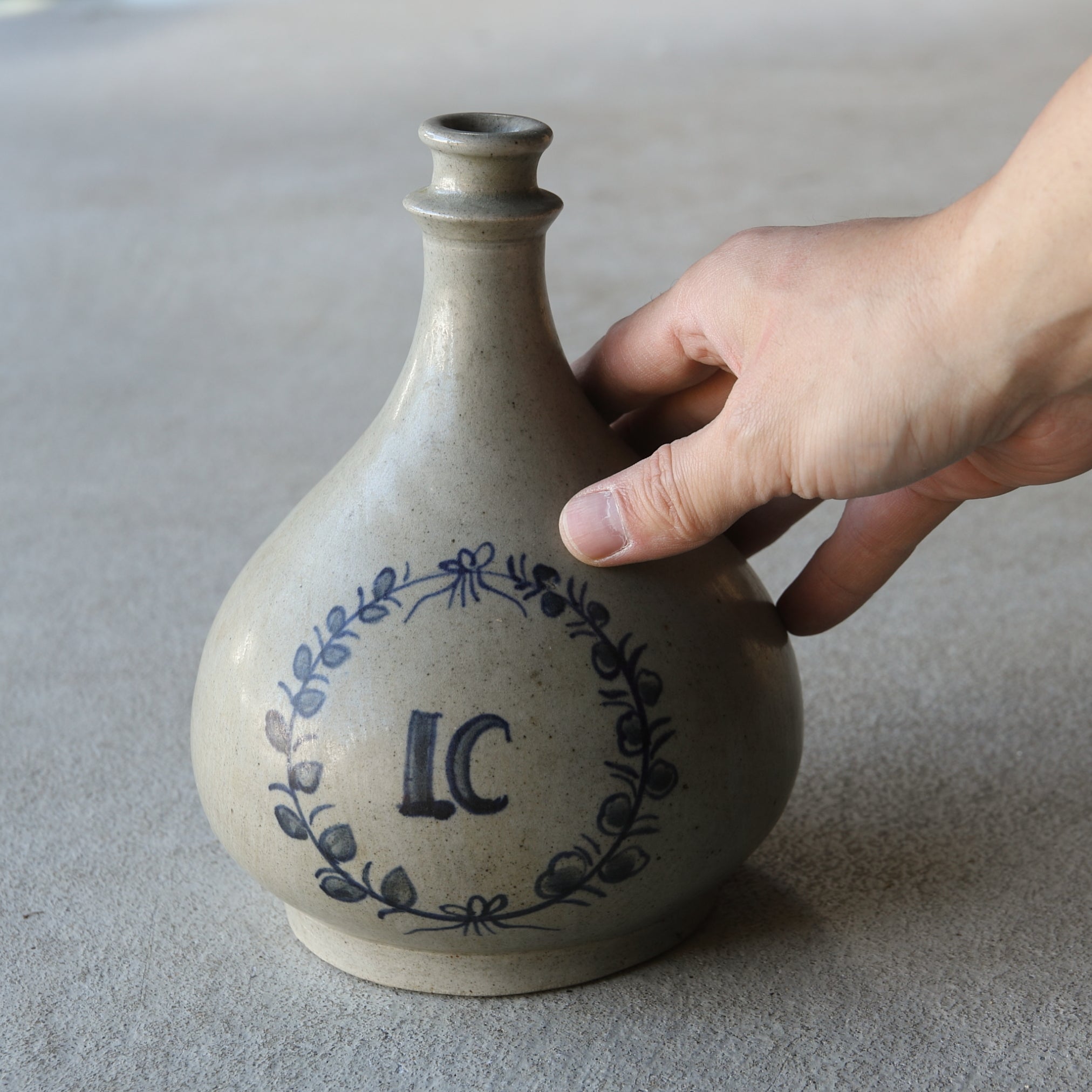 江戸時代 花輪LC文染付コンプラ瓶（1603–1867 CE） | 入蘆花（ロカニイル）
