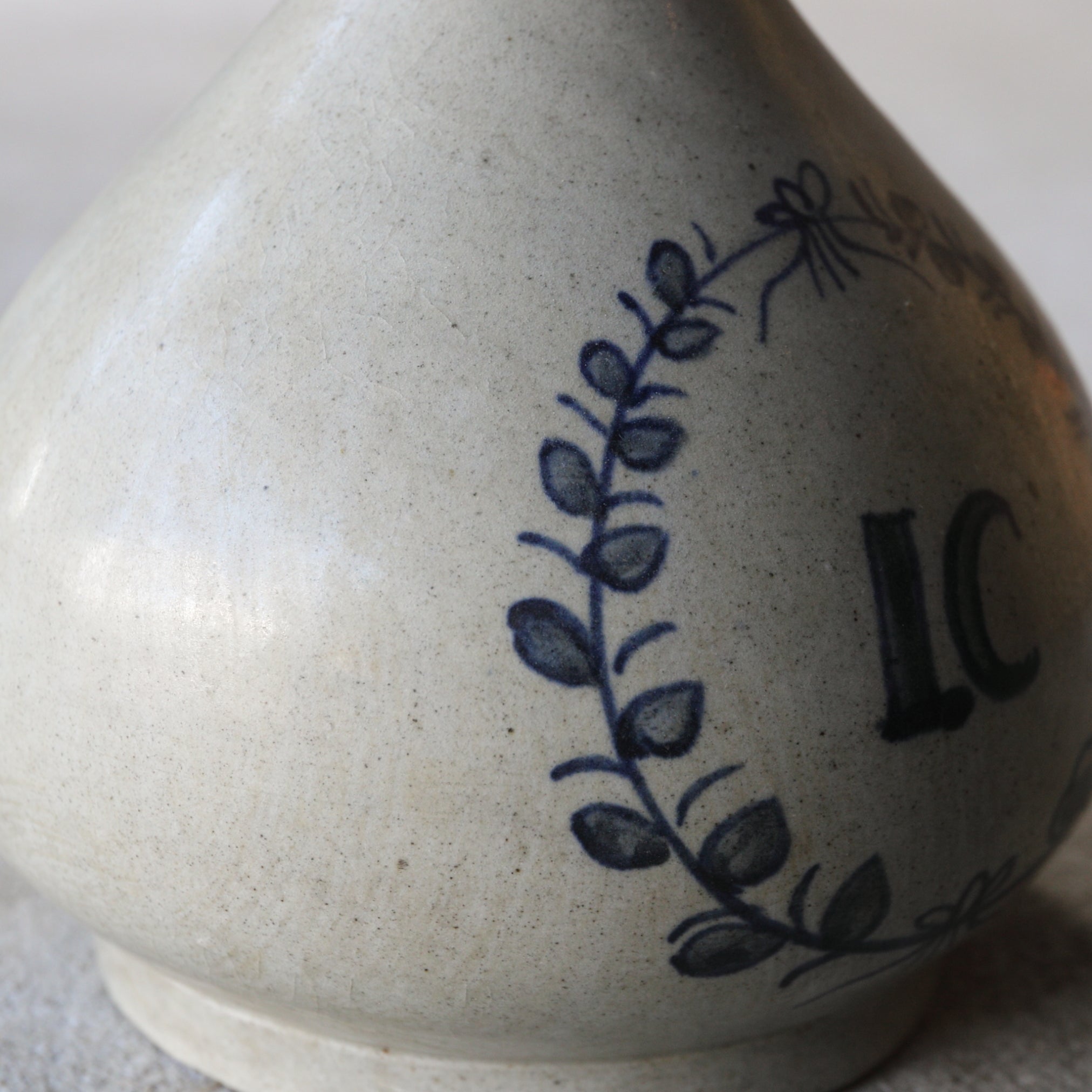 BOTELLA COMPRA, Con azul bajo cubierta diseño de anillo floral lc, Período Edo（1603–1867 d. C.）