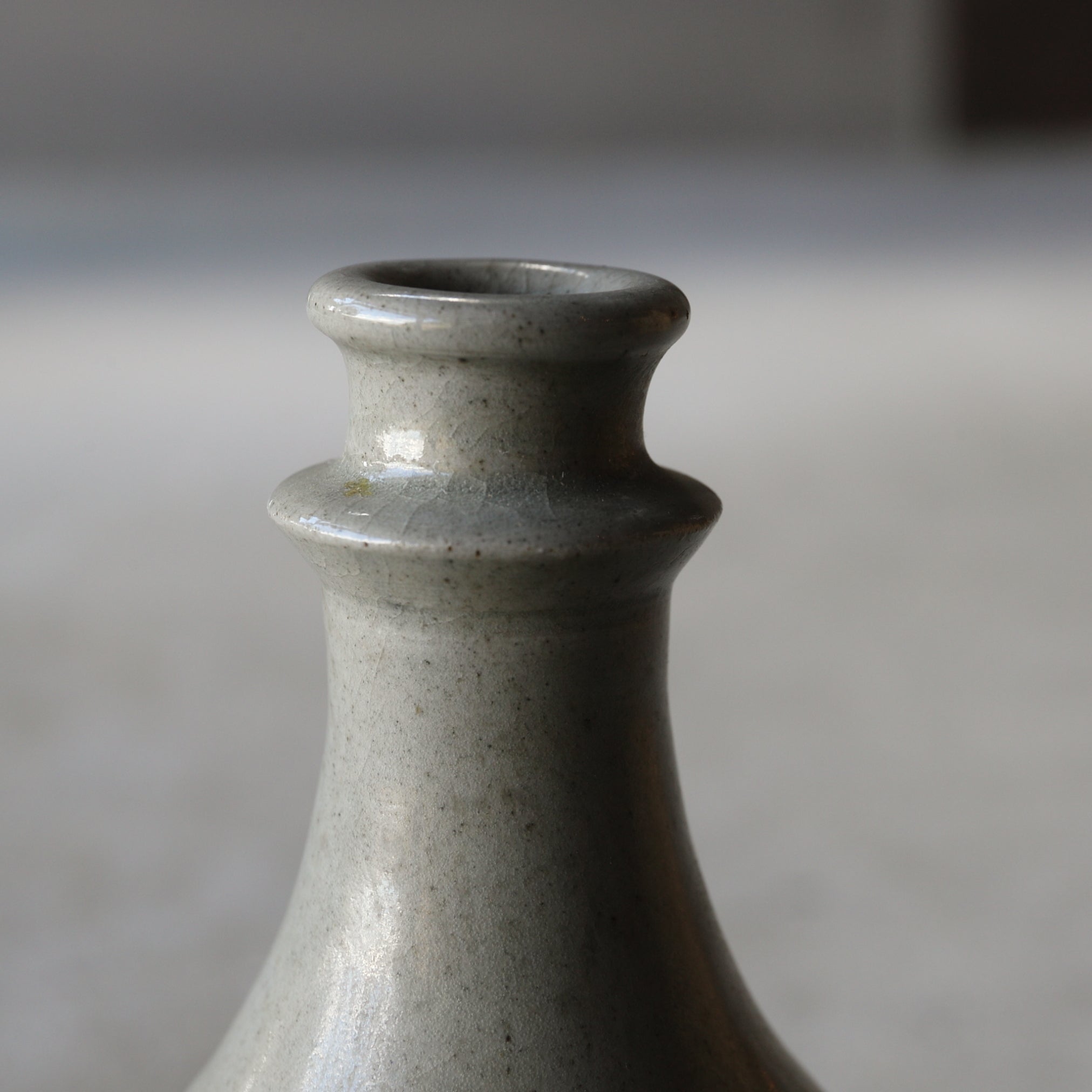 BOTELLA COMPRA, Con azul bajo cubierta diseño de anillo floral lc, Período Edo（1603–1867 d. C.）