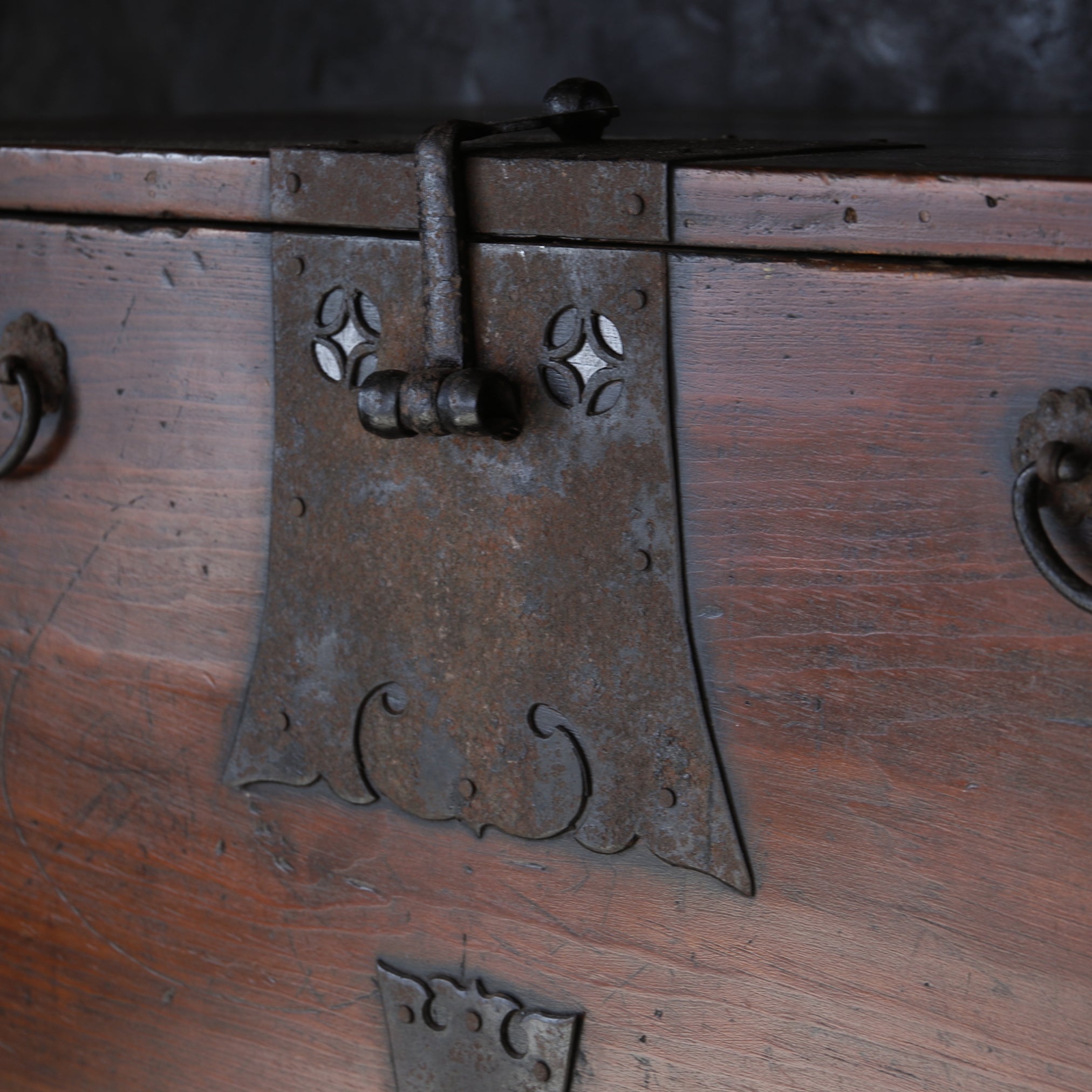 李朝 半閉櫃（バンダジ）（1392–1897 CE） | 入蘆花（ロカニイル）