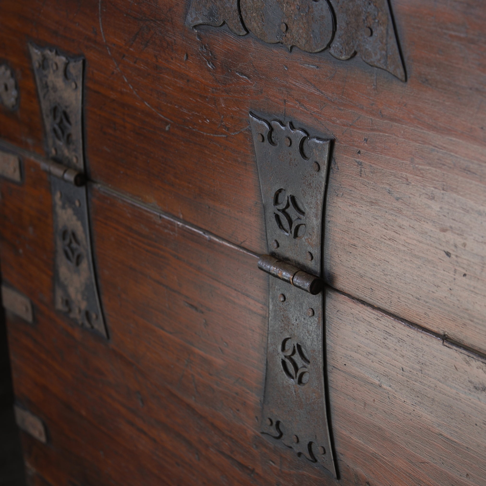 李朝 半閉櫃（バンダジ）（1392–1897 CE） | 入蘆花（ロカニイル）