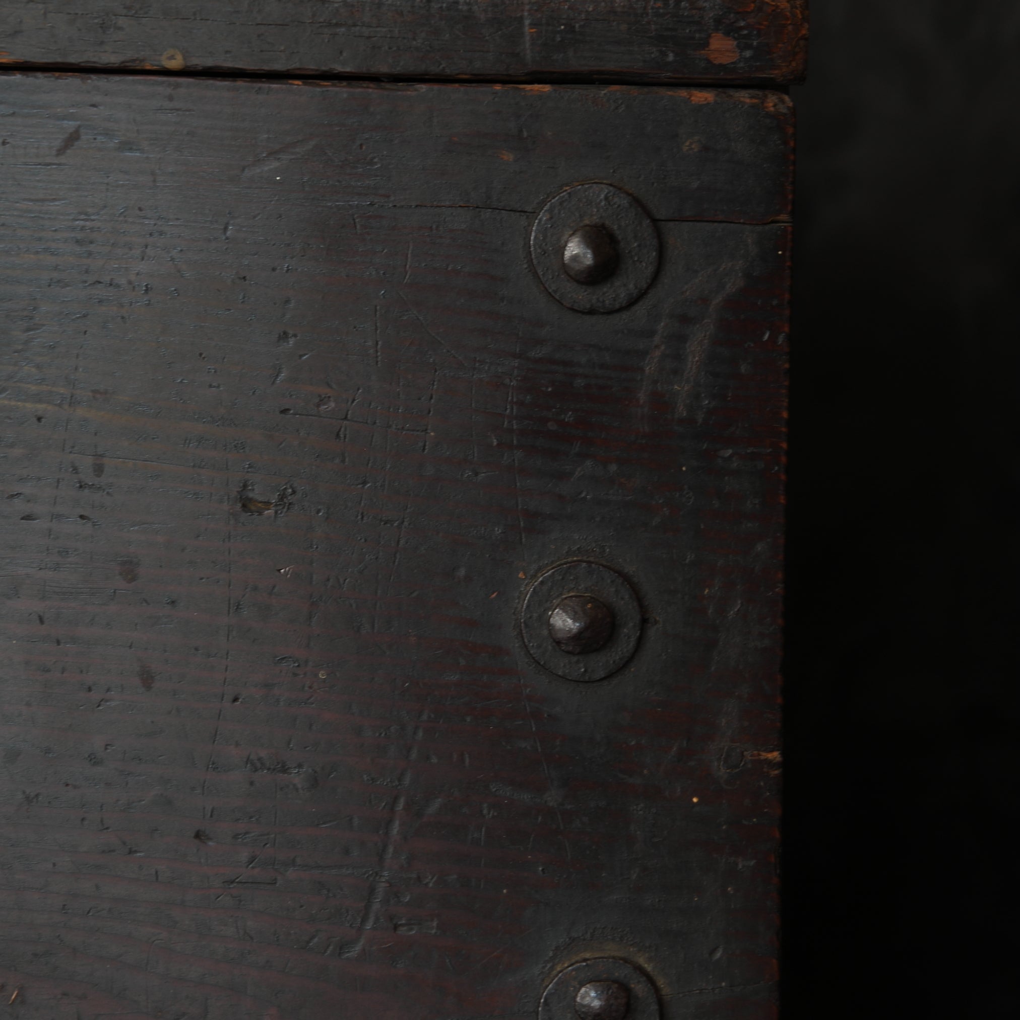 李朝 小ぶりな半閉櫃（バンダジ）（1392–1897 CE） | 入蘆花（ロカニイル）