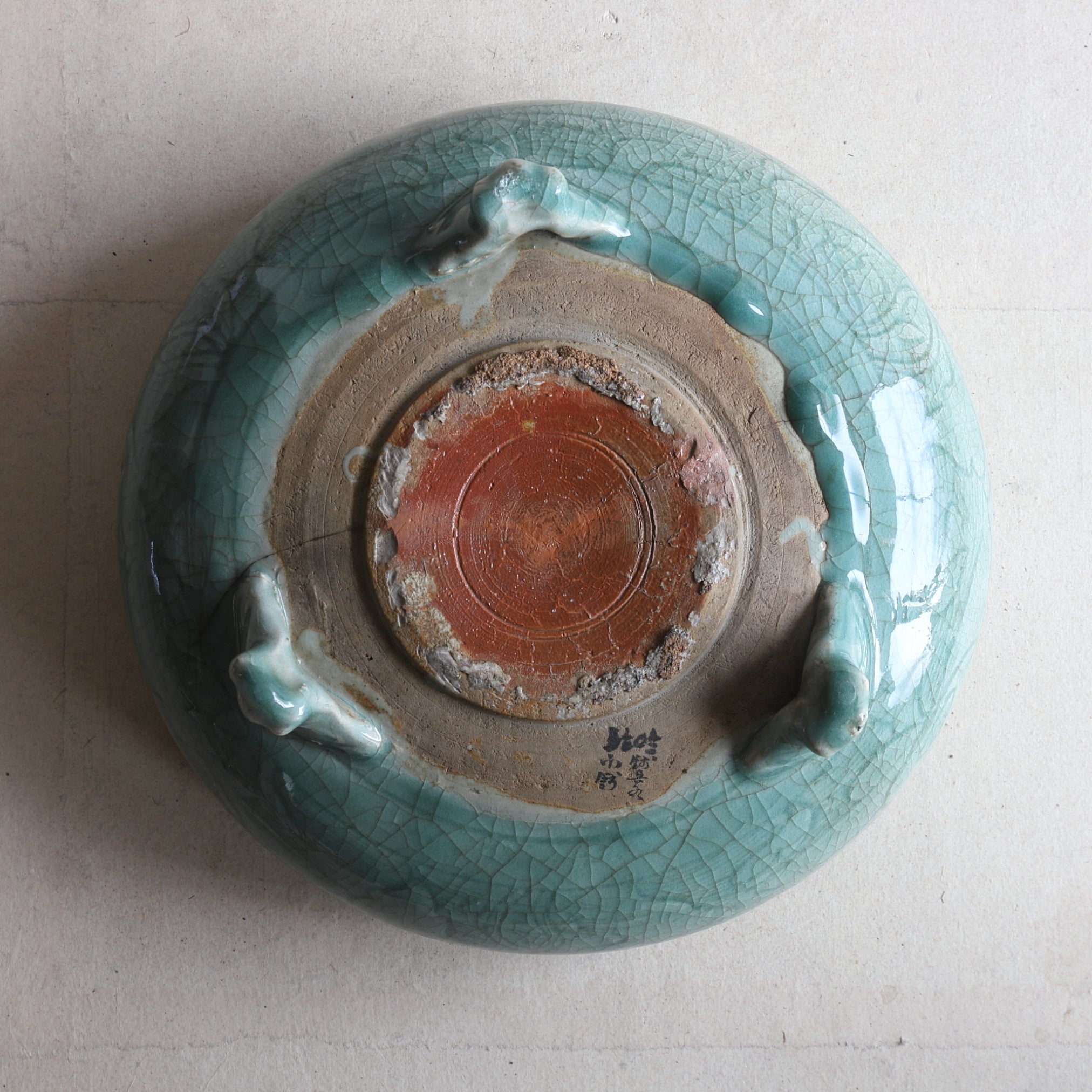 明代 青磁牡丹唐草彫文三足鉢 石菖鉢（伝来品）（1368–1644 CE）