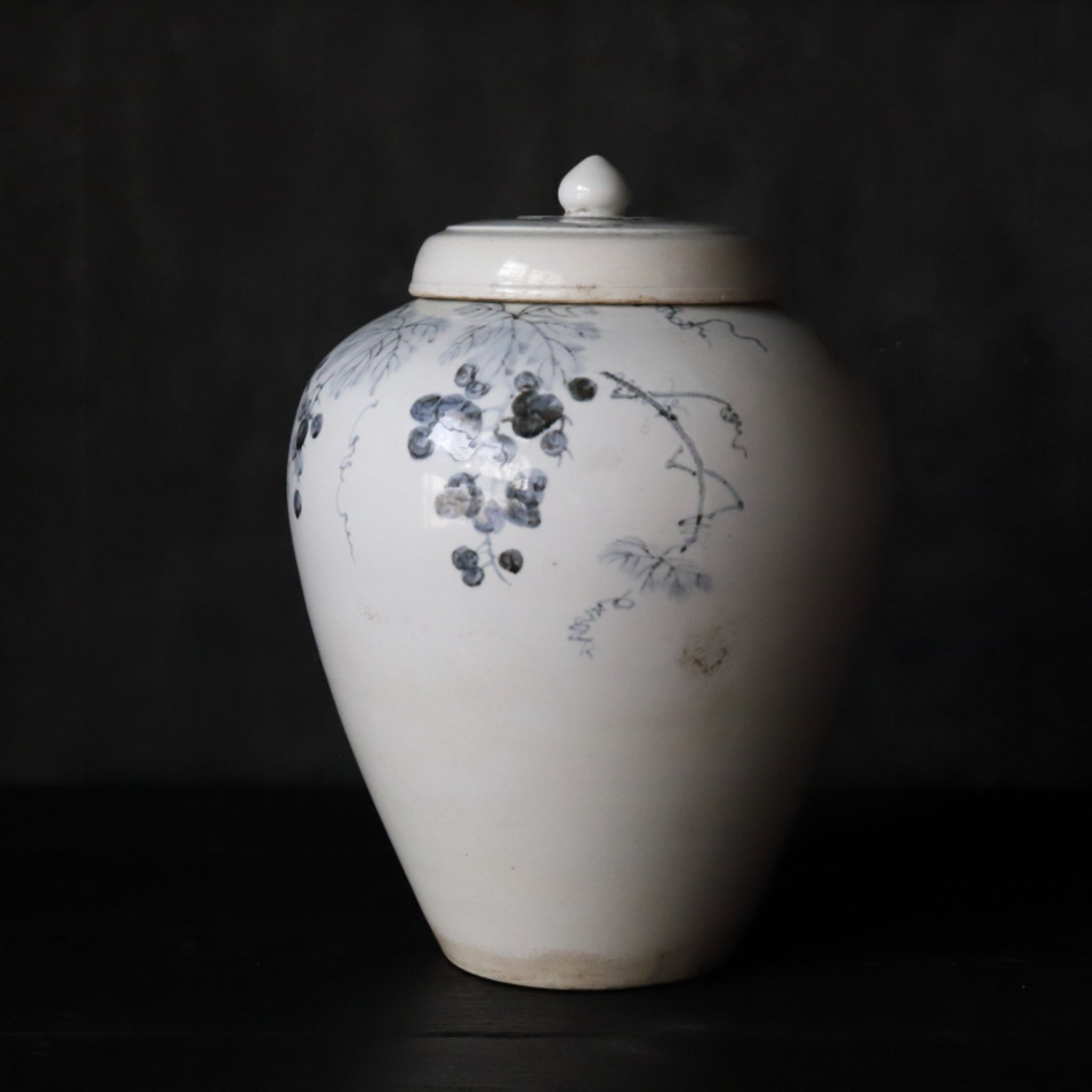 李朝 白磁青花葡萄文壺 有蓋（1392–1897 CE）
