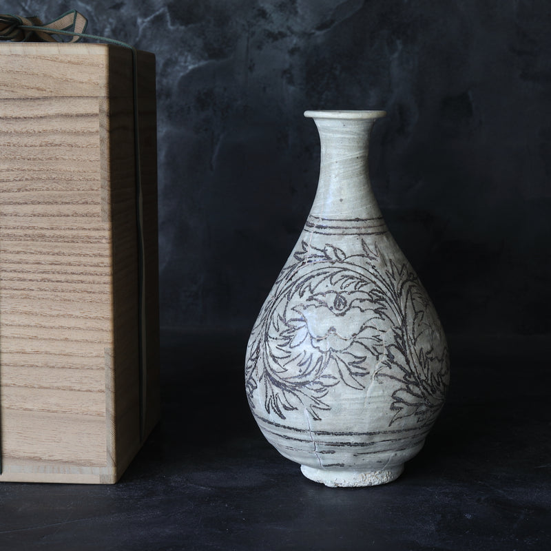 BOTTLE, Buncheong ware with line-carved peony design, Joseon Dynasty（1392–1897CE）