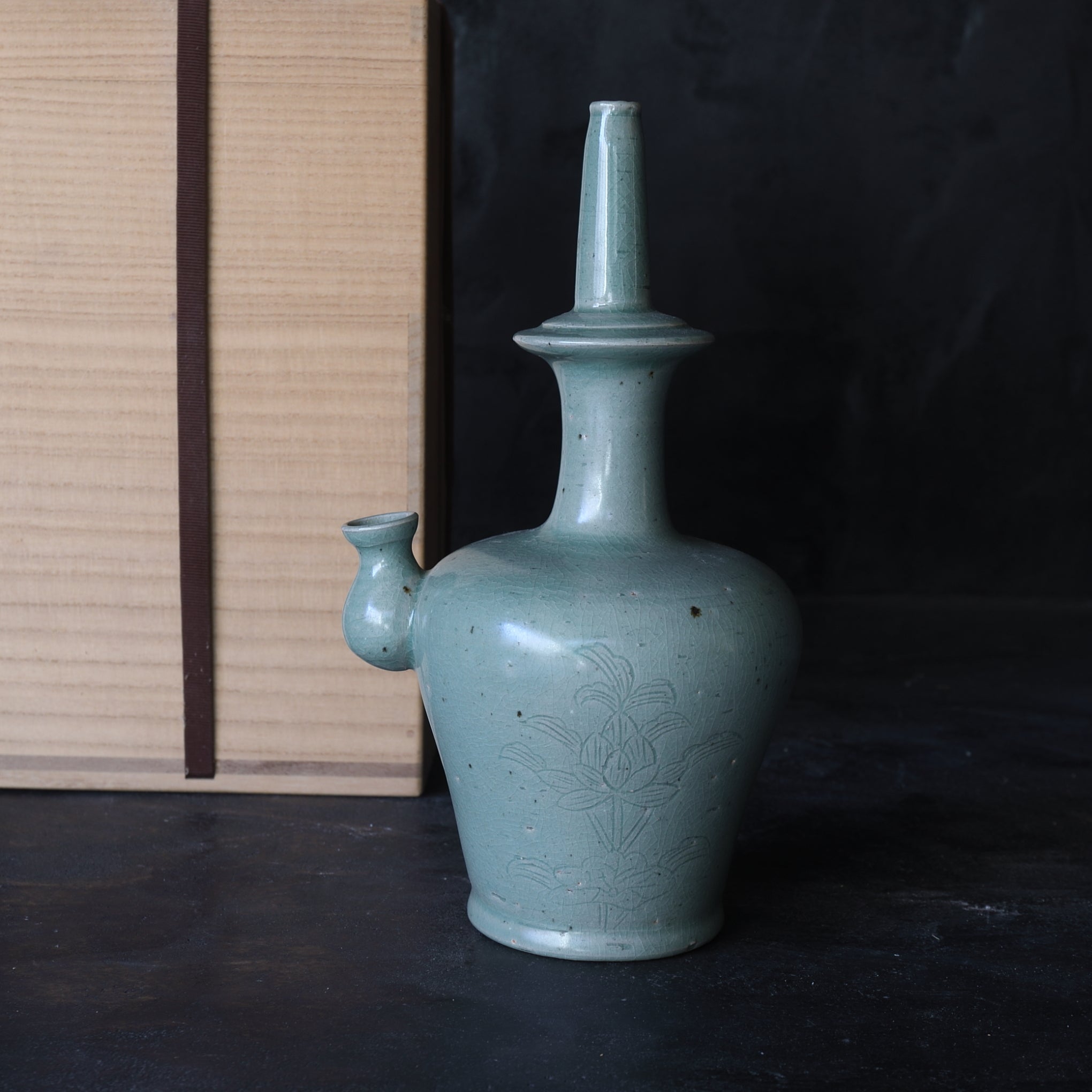 KUNDIKA BOTTLE Celadon with incised flower / 12th C / Korean Antique