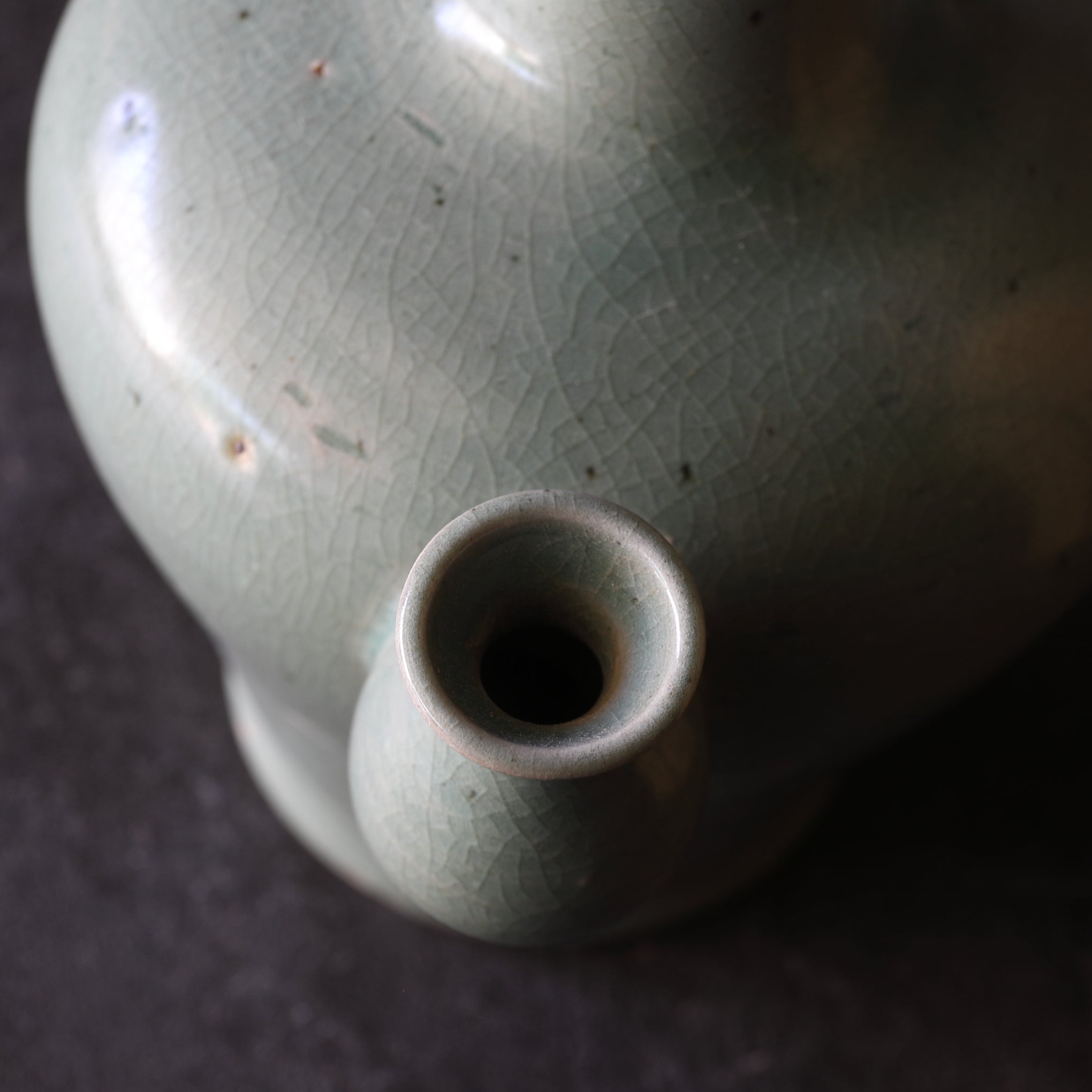 KUNDIKA BOTTLE Celadon with incised flower / 12th C / Korean Antique