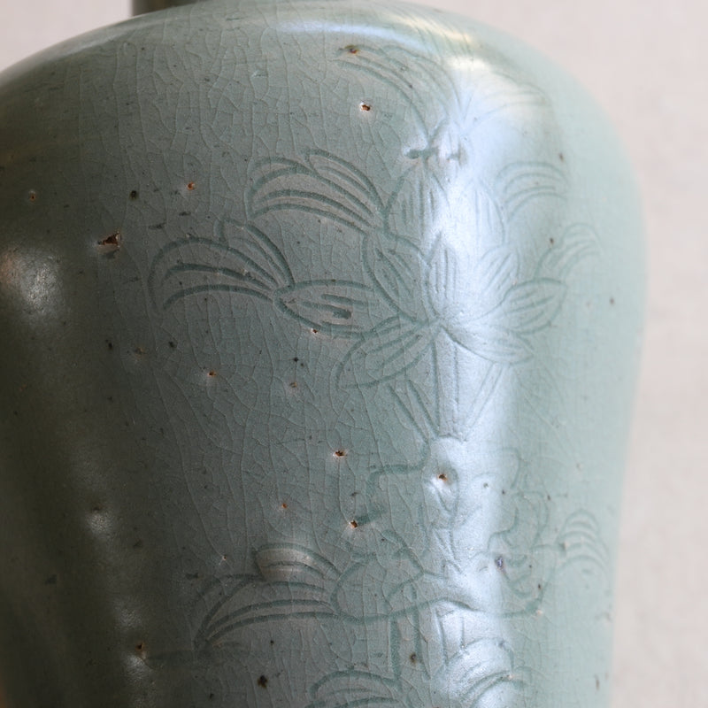 KUNDIKA BOTTLE Celadon with incised flower / 12th C / Korean Antique