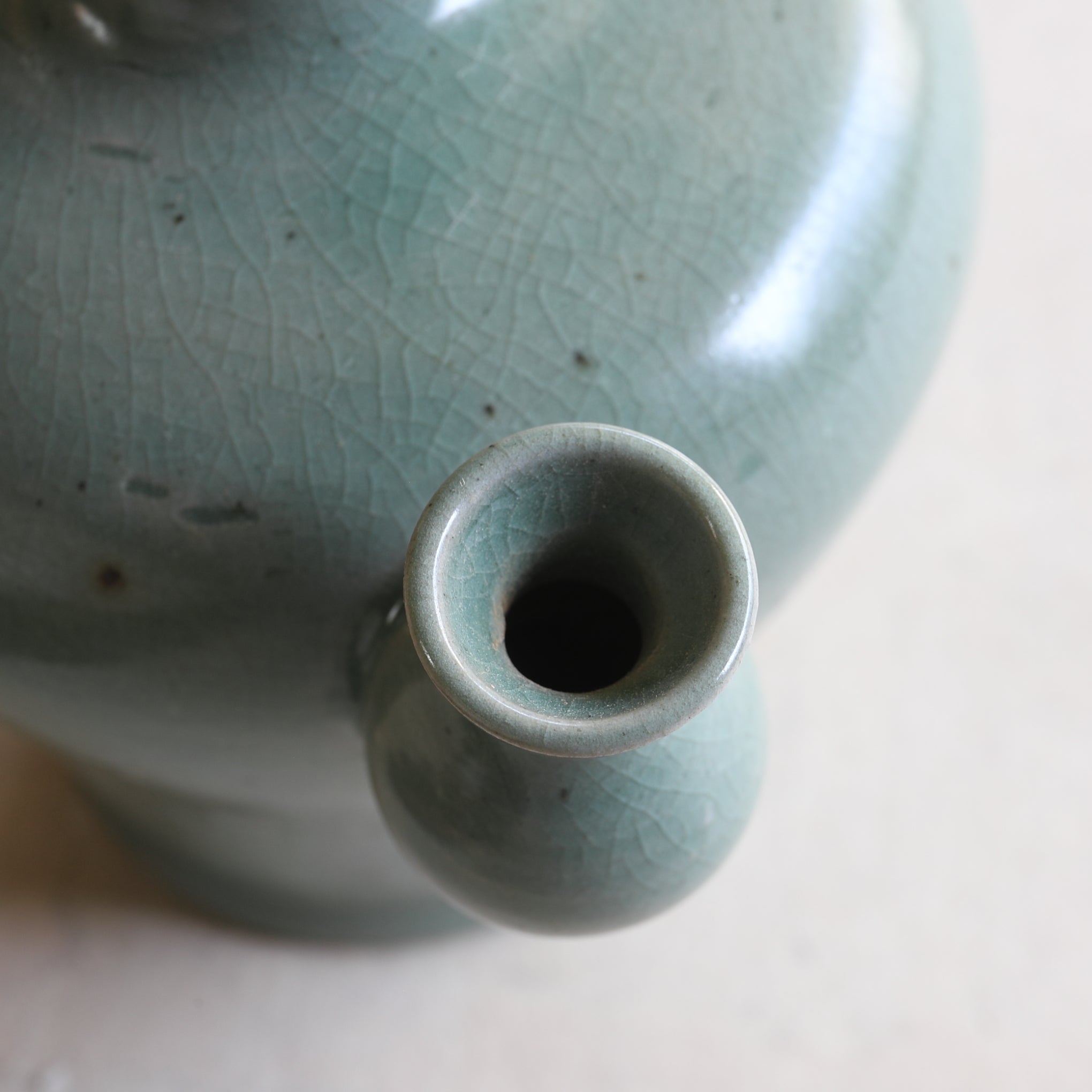 KUNDIKA BOTTLE Celadon with incised flower / 12th C / Korean Antique