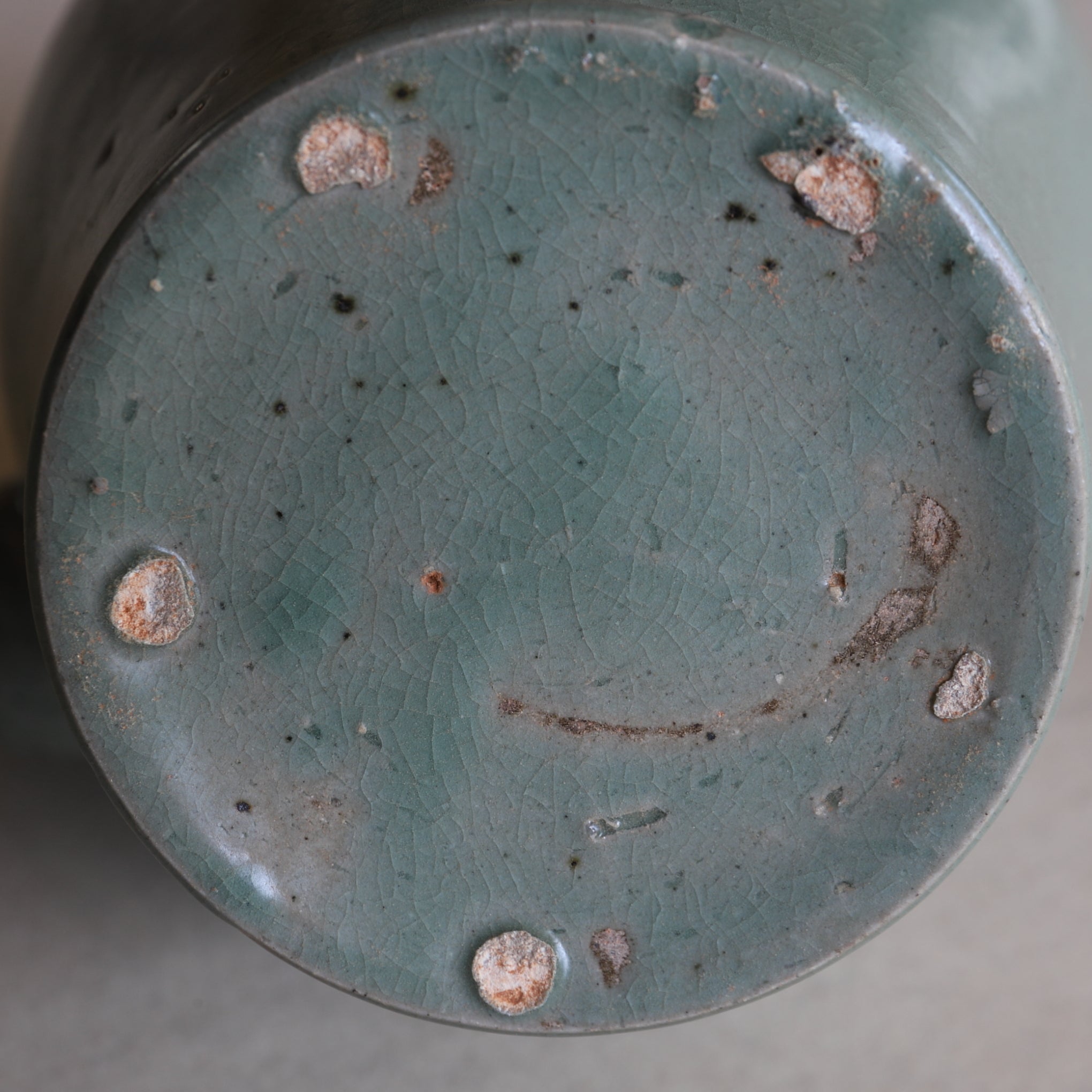 KUNDIKA BOTTLE Celadon with incised flower / 12th C / Korean Antique