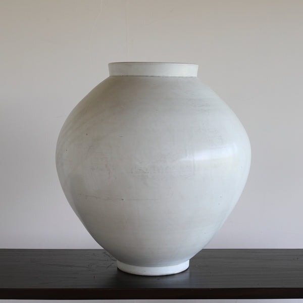 White porcelain full moon jar Tarhanali, Joseon Dynasty / 1392-1897