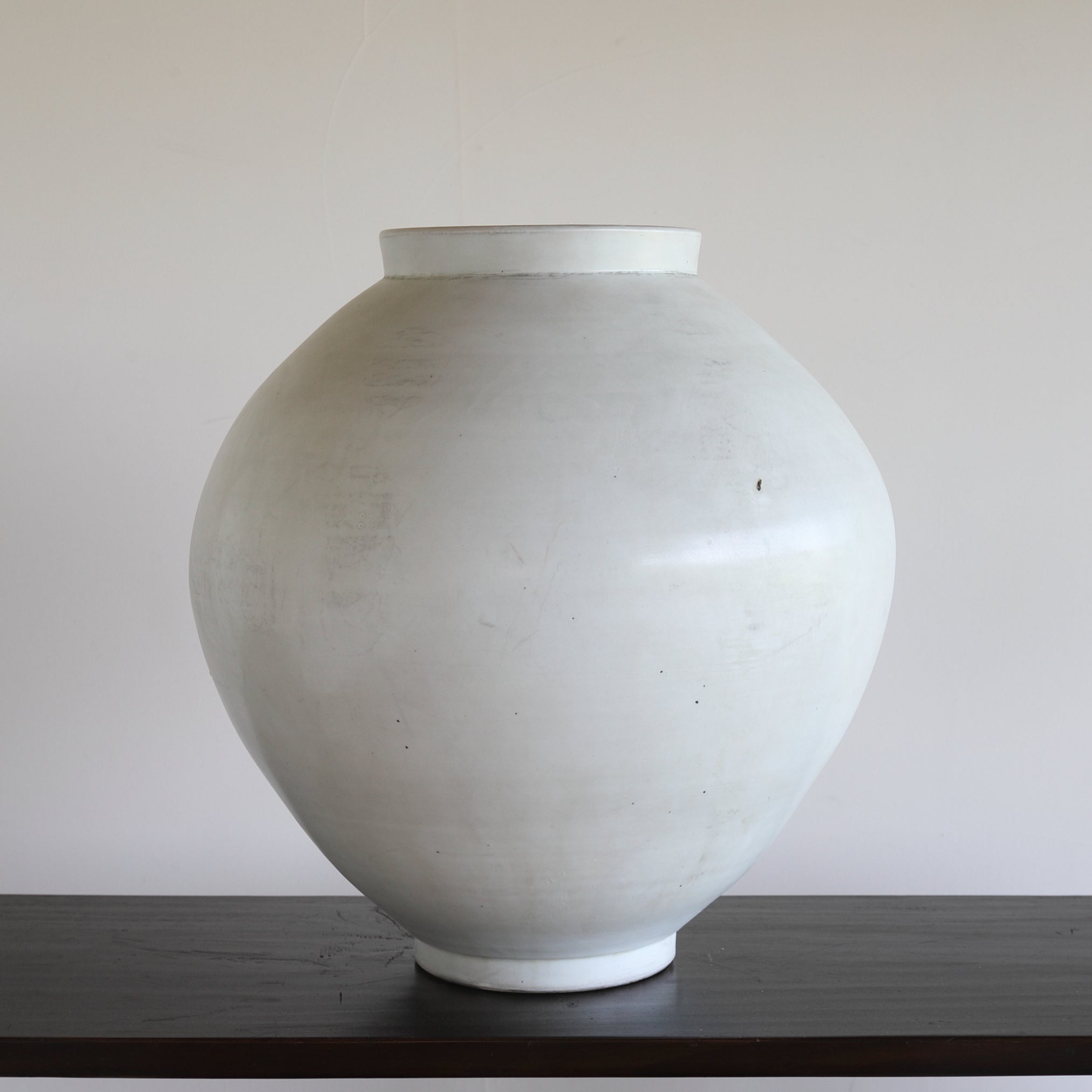 White porcelain full moon jar Tarhanali, Joseon Dynasty / 1392-1897