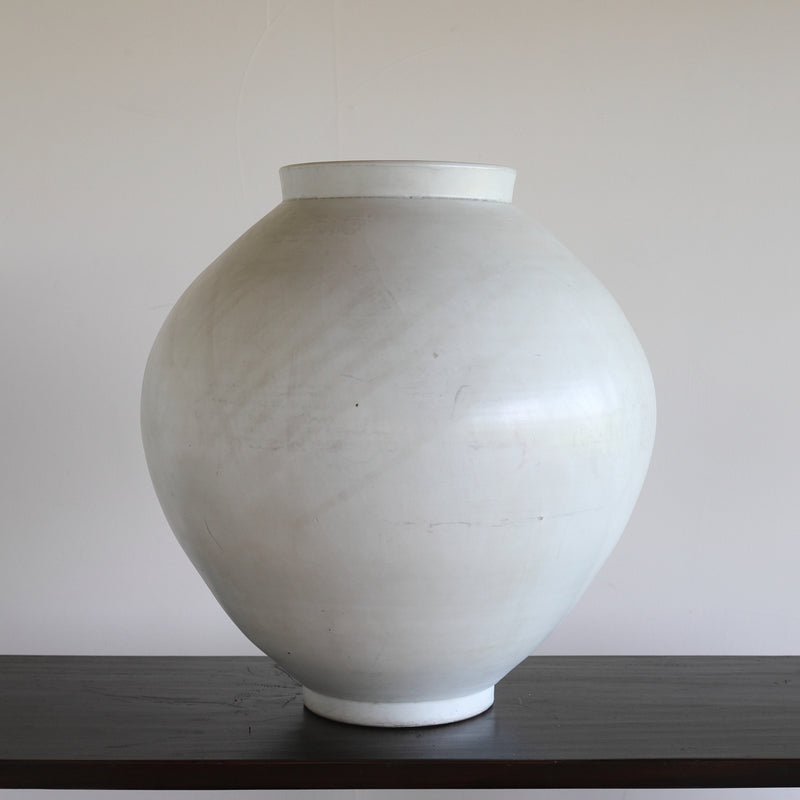 White porcelain full moon jar Tarhanali, Joseon Dynasty / 1392-1897