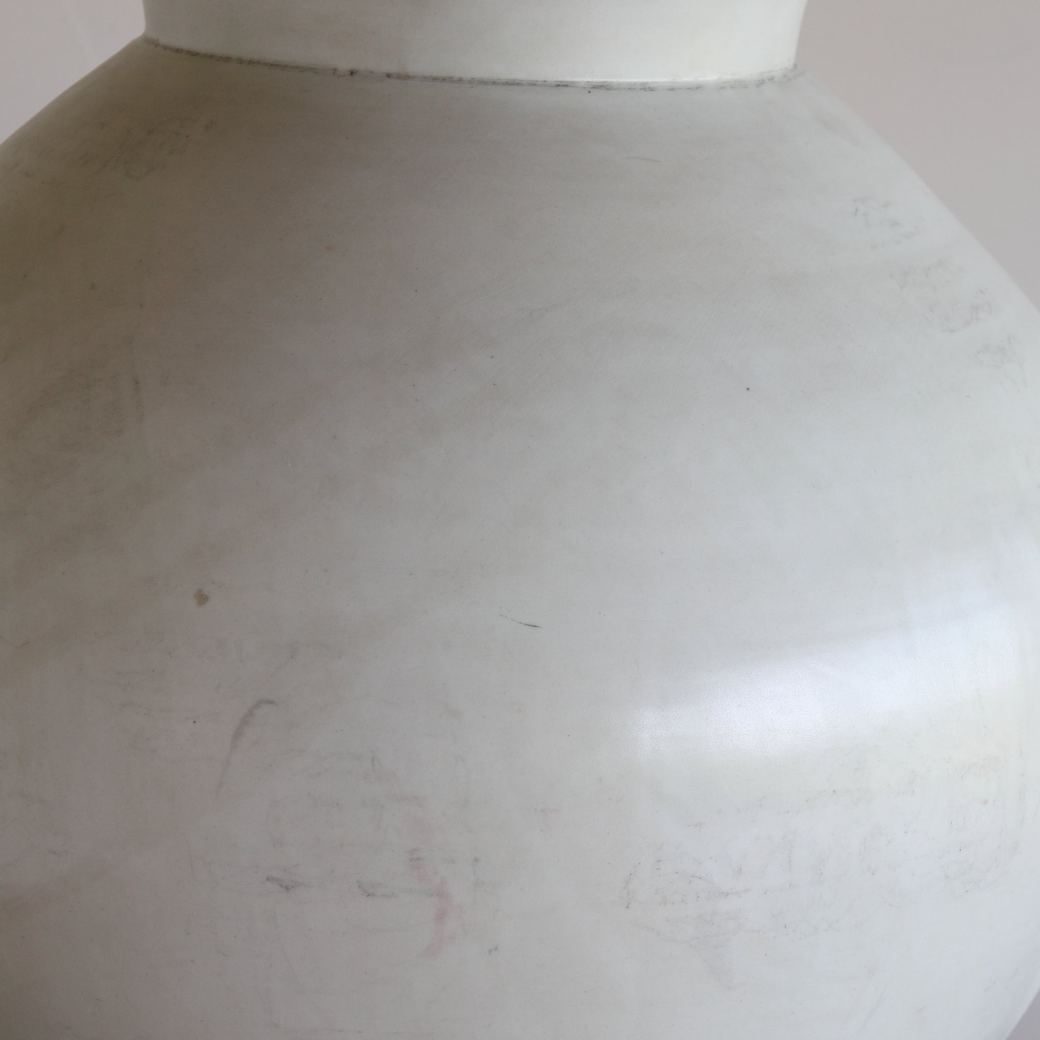 White porcelain full moon jar Tarhanali, Joseon Dynasty / 1392-1897