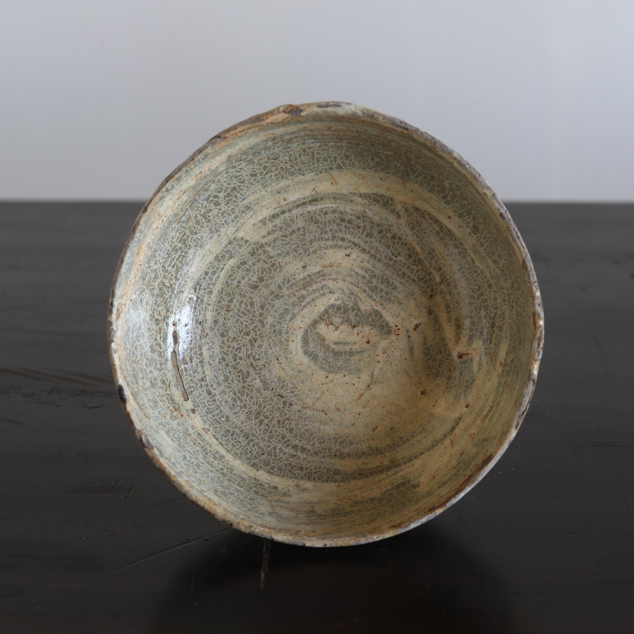 李朝初期 粉青沙器 鉄絵草文馬上杯 李氏朝鮮時代/1392-1897CE