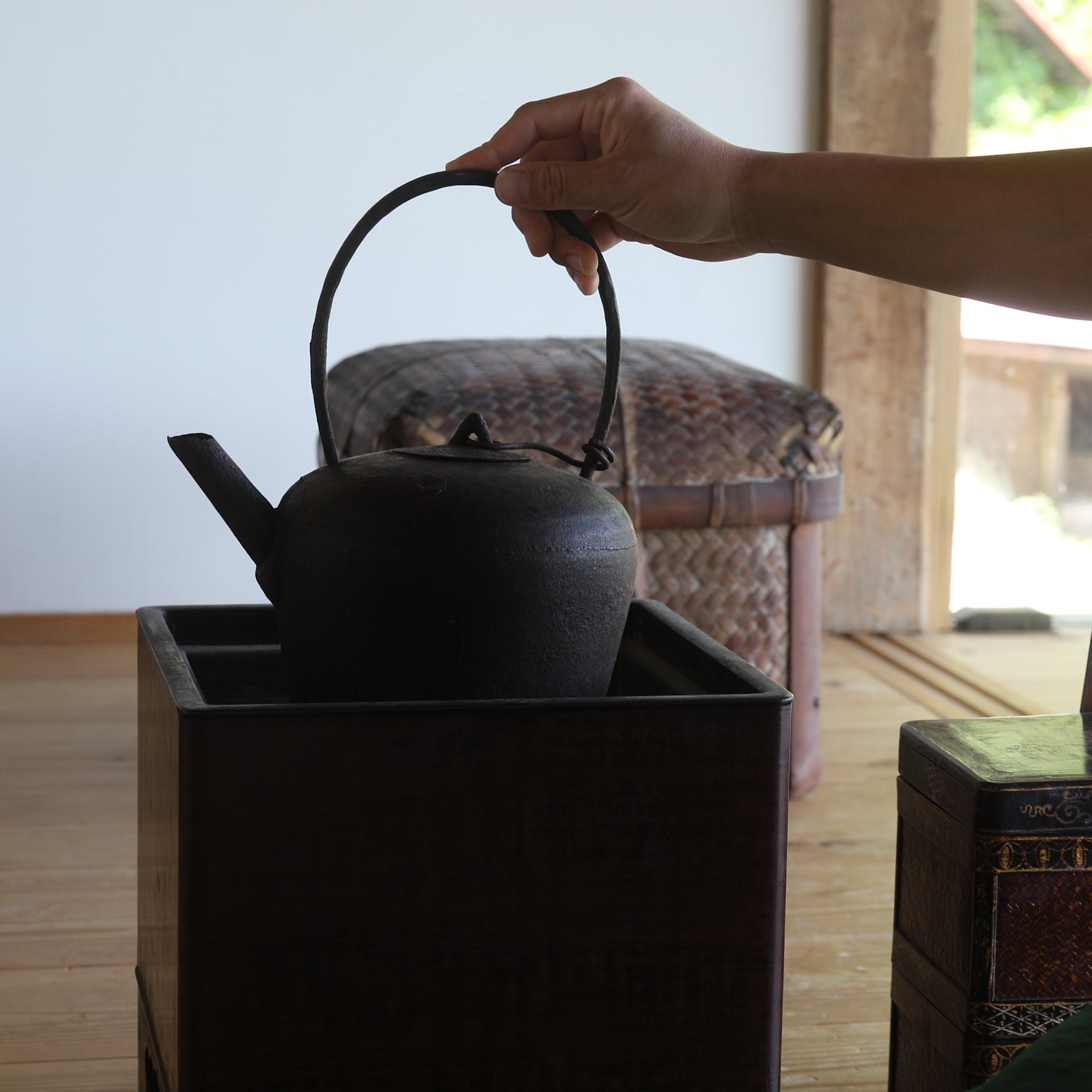 清代 老鉄瓶（1616–1911 CE） | 入蘆花（ロカニイル）