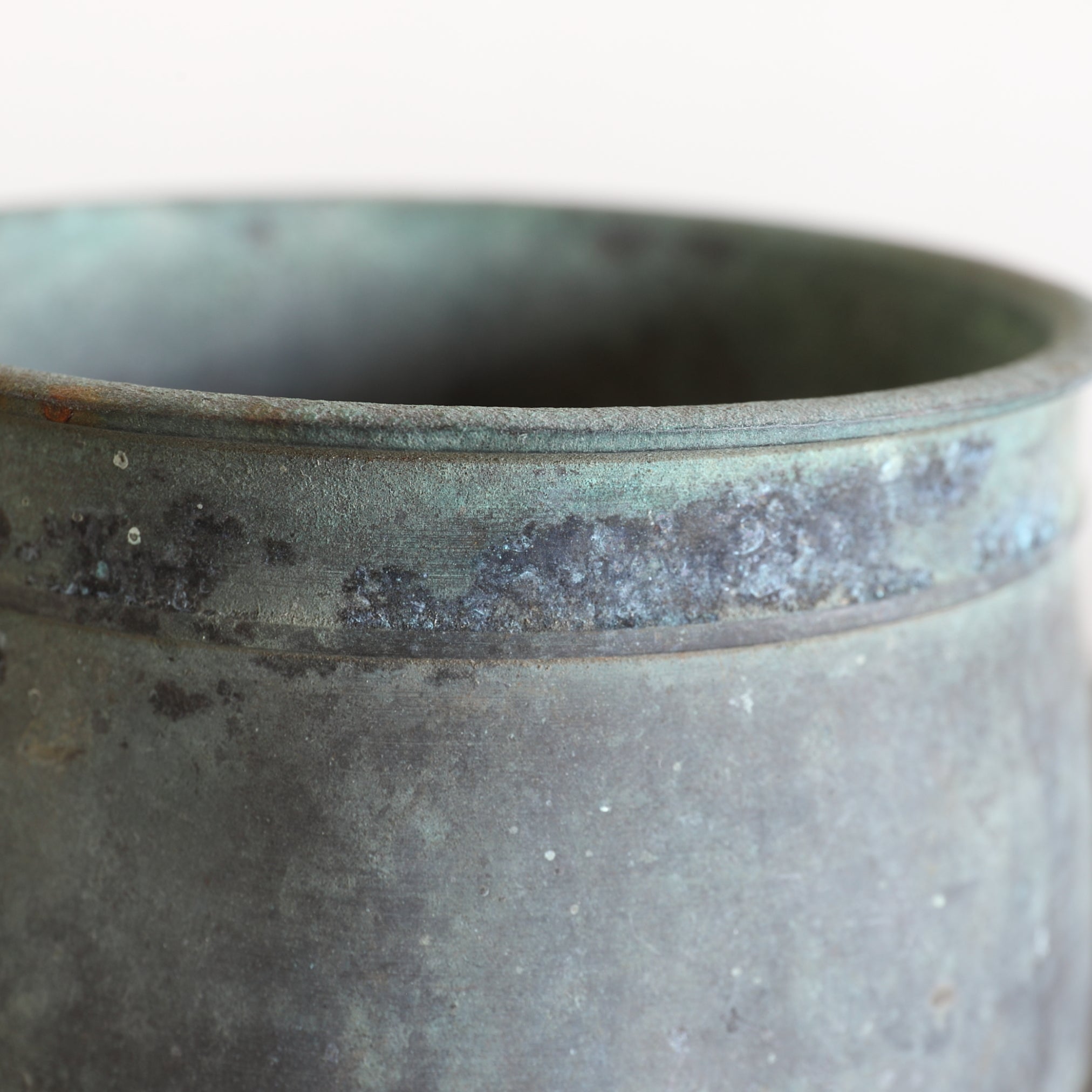 清代 緑青 古銅建水（1616–1911 CE） | 入蘆花（ロカニイル）