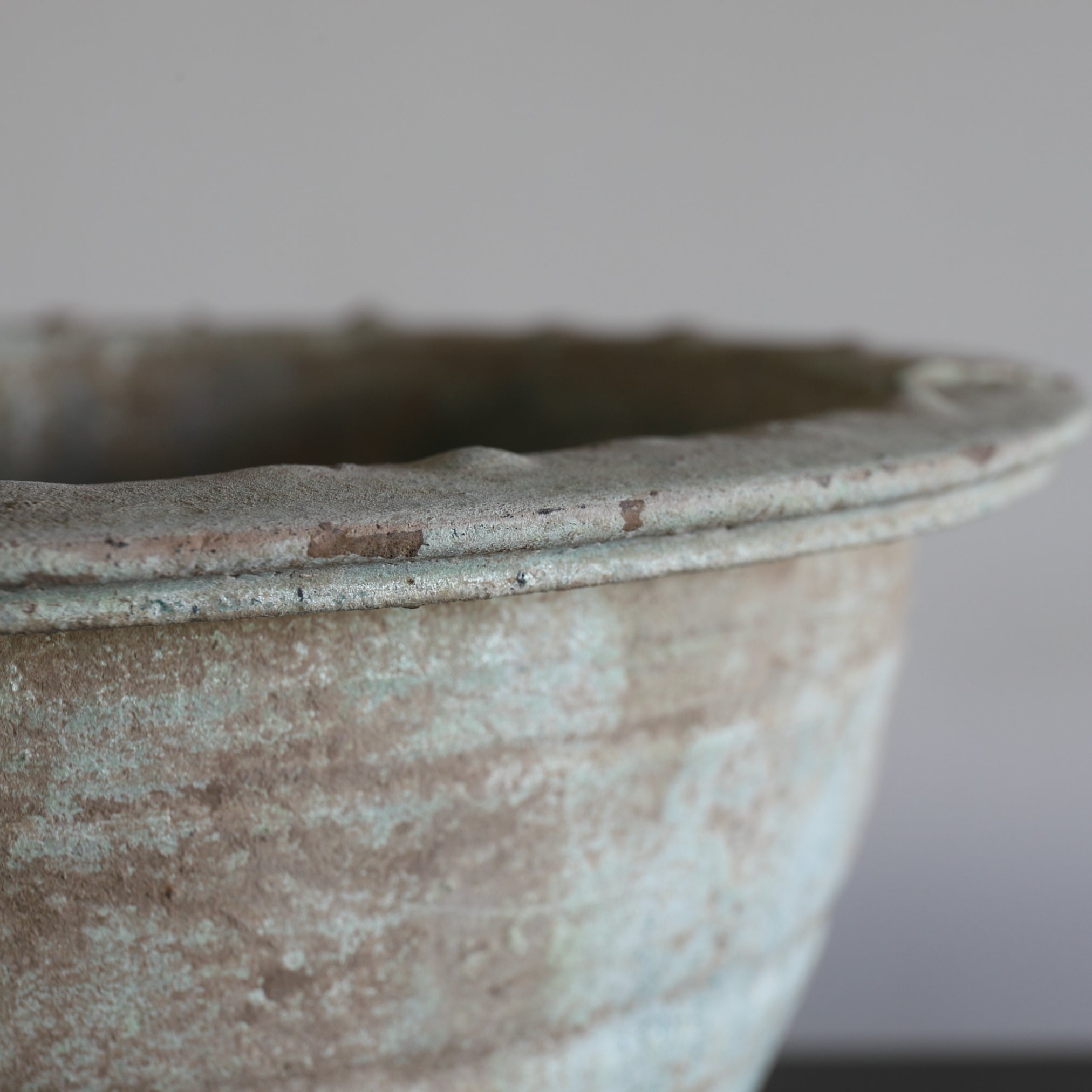 漢代 銀化緑釉器 盆栽鉢（206 BCE–220 CE）