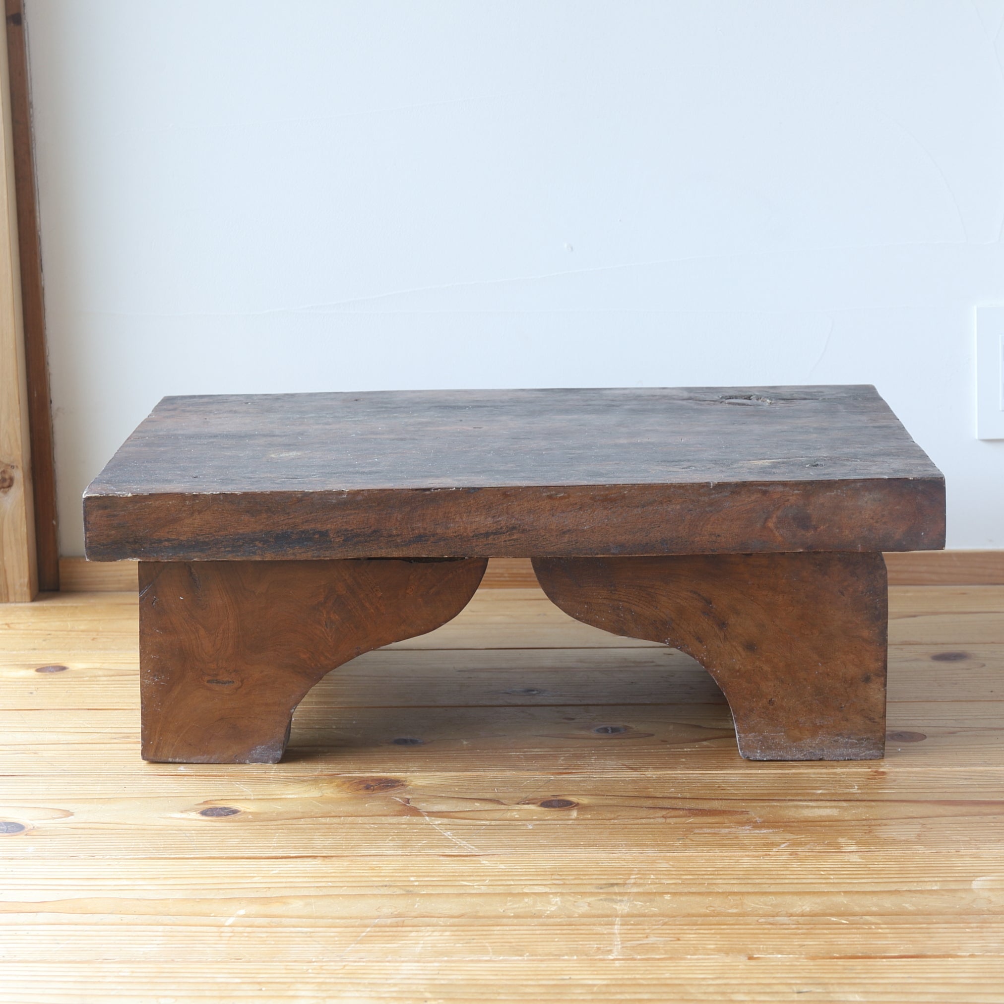 李朝 木台（1392–1897 CE） | 入蘆花（ロカニイル）