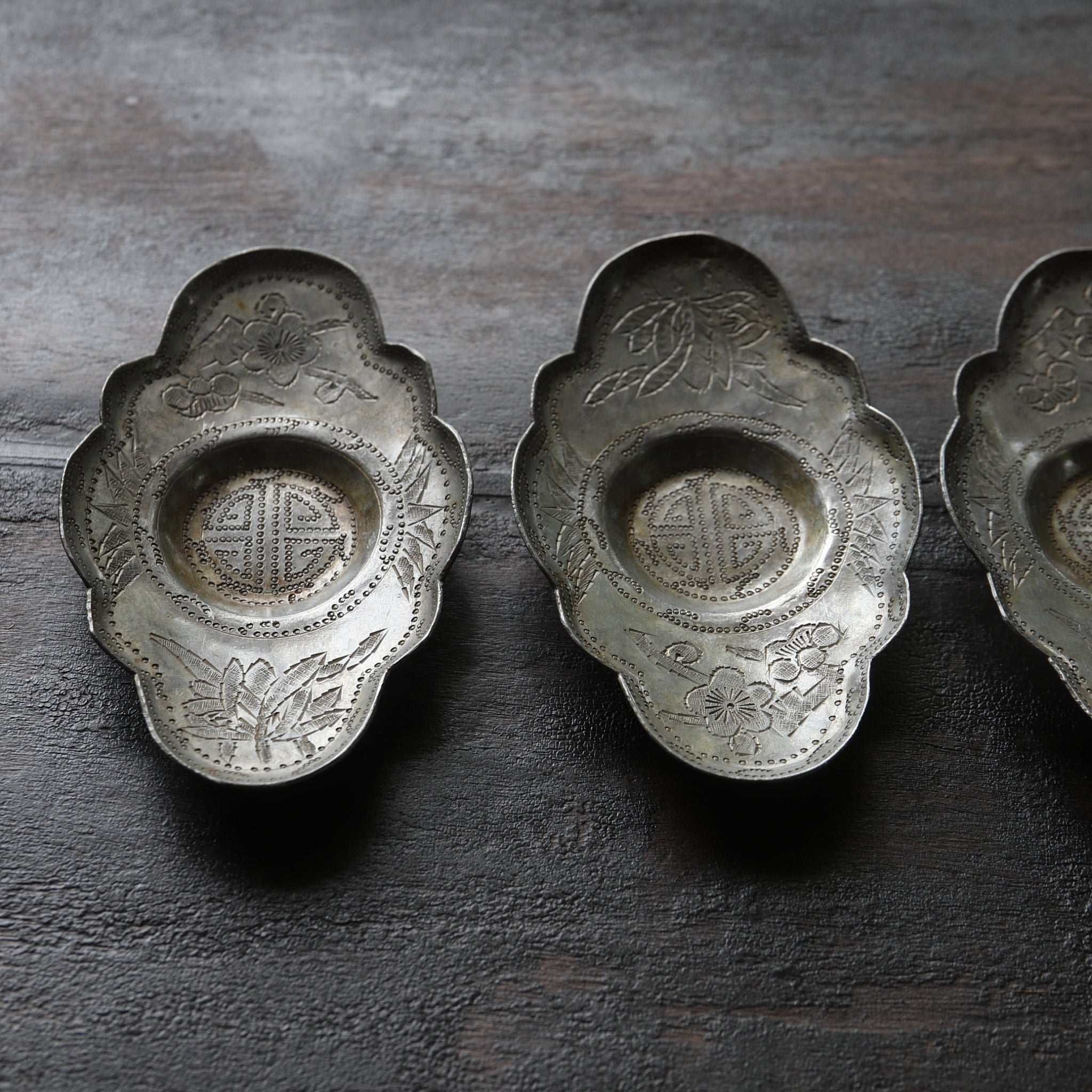 ALTE KLEINER BLÜTENE ZINNERNE UNTERTASSE, Eingekerbte mit Pflaumenblütenmuster, 5er-set, Qing-Dynastie（1616–1911 n. Chr.）