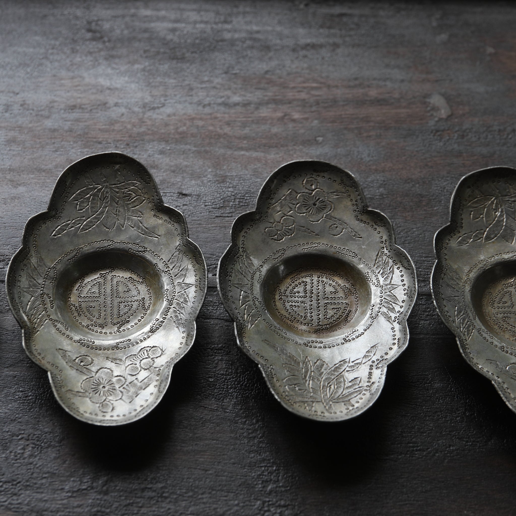 ALTE KLEINER BLÜTENE ZINNERNE UNTERTASSE, Eingekerbte mit Pflaumenblütenmuster, 5er-set, Qing-Dynastie（1616–1911 n. Chr.）