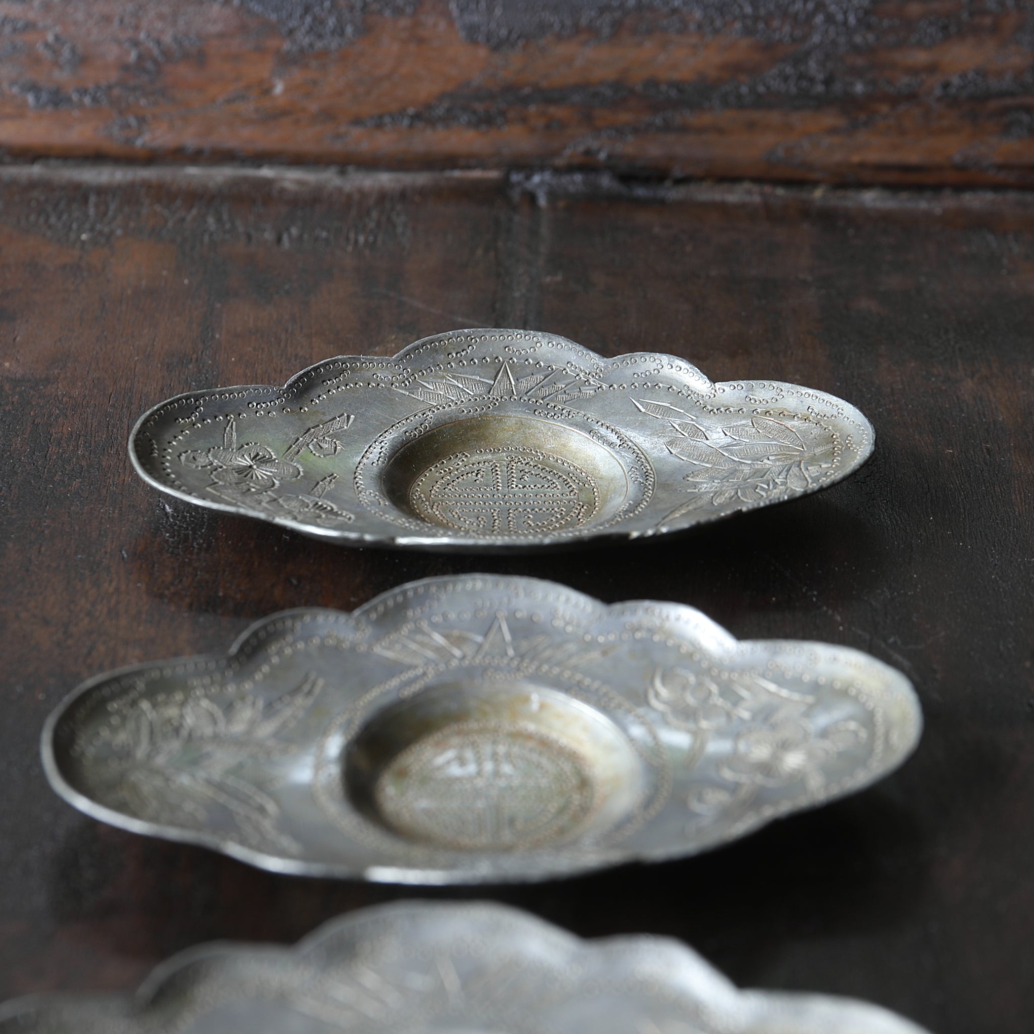 清代 古錫陰刻梅華文小花形茶托 5客揃(1616–1911 CE) | 入蘆花 清代 古錫陰刻梅華文小花形茶托 5客揃(1616–1911 CE) | 入蘆花