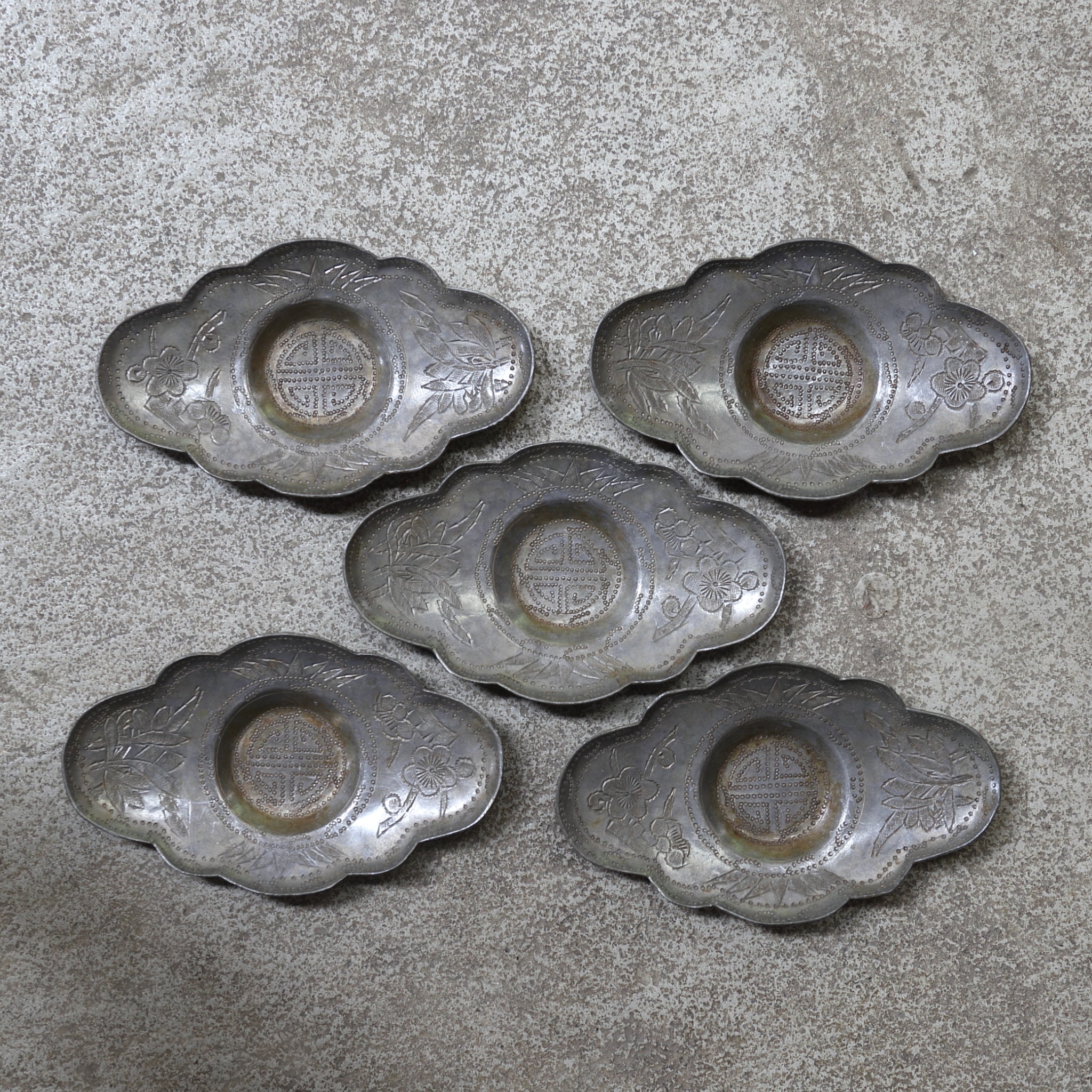 ALTE KLEINER BLÜTENE ZINNERNE UNTERTASSE, Eingekerbte mit Pflaumenblütenmuster, 5er-set, Qing-Dynastie（1616–1911 n. Chr.）