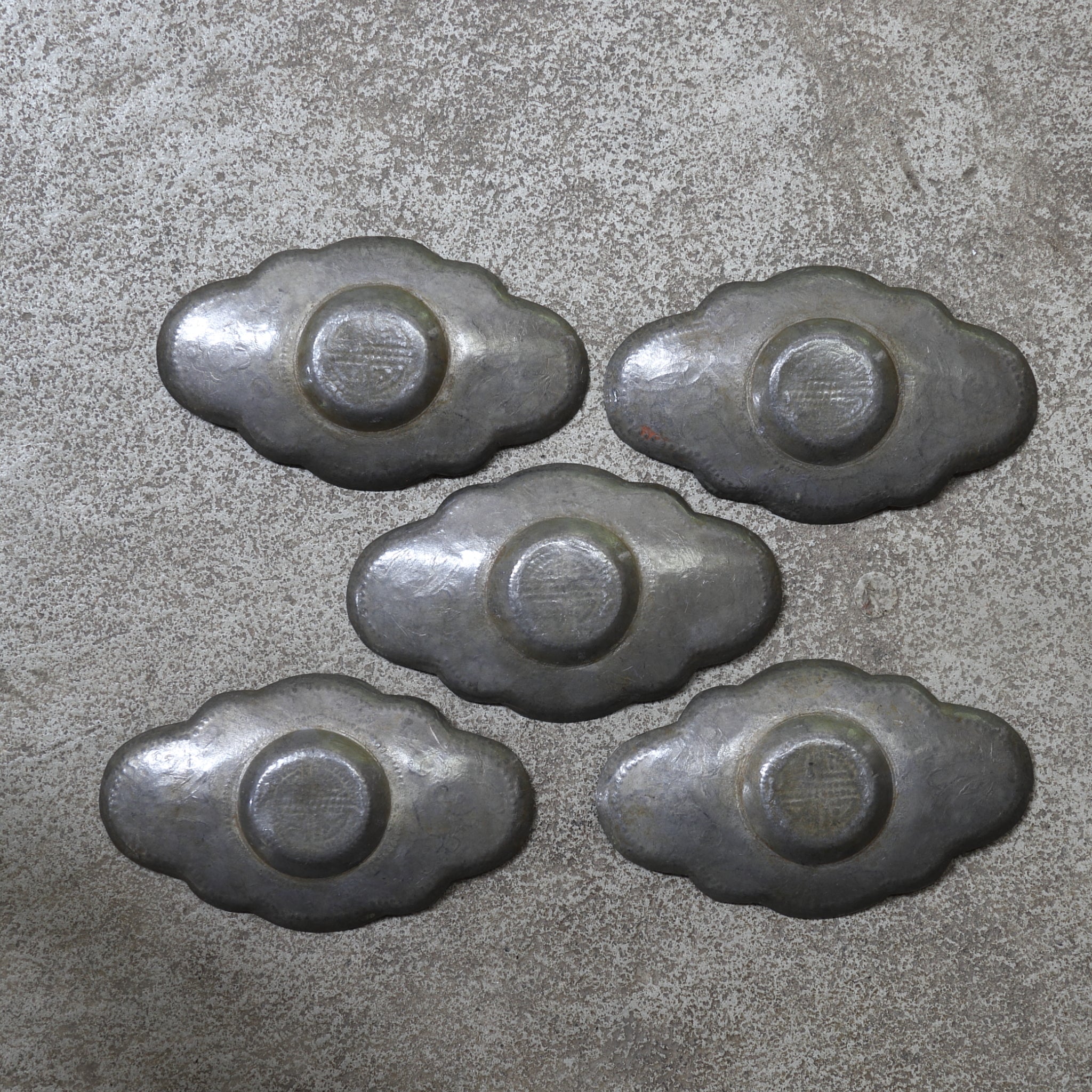 ALTE KLEINER BLÜTENE ZINNERNE UNTERTASSE, Eingekerbte mit Pflaumenblütenmuster, 5er-set, Qing-Dynastie（1616–1911 n. Chr.）
