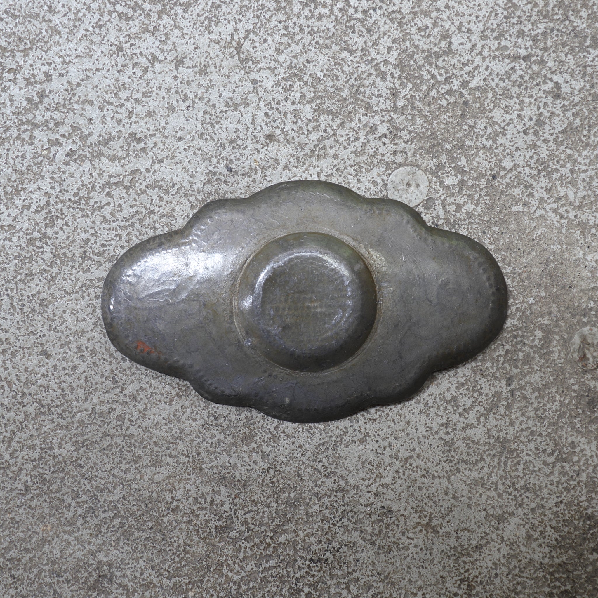 ALTE KLEINER BLÜTENE ZINNERNE UNTERTASSE, Eingekerbte mit Pflaumenblütenmuster, 5er-set, Qing-Dynastie（1616–1911 n. Chr.）