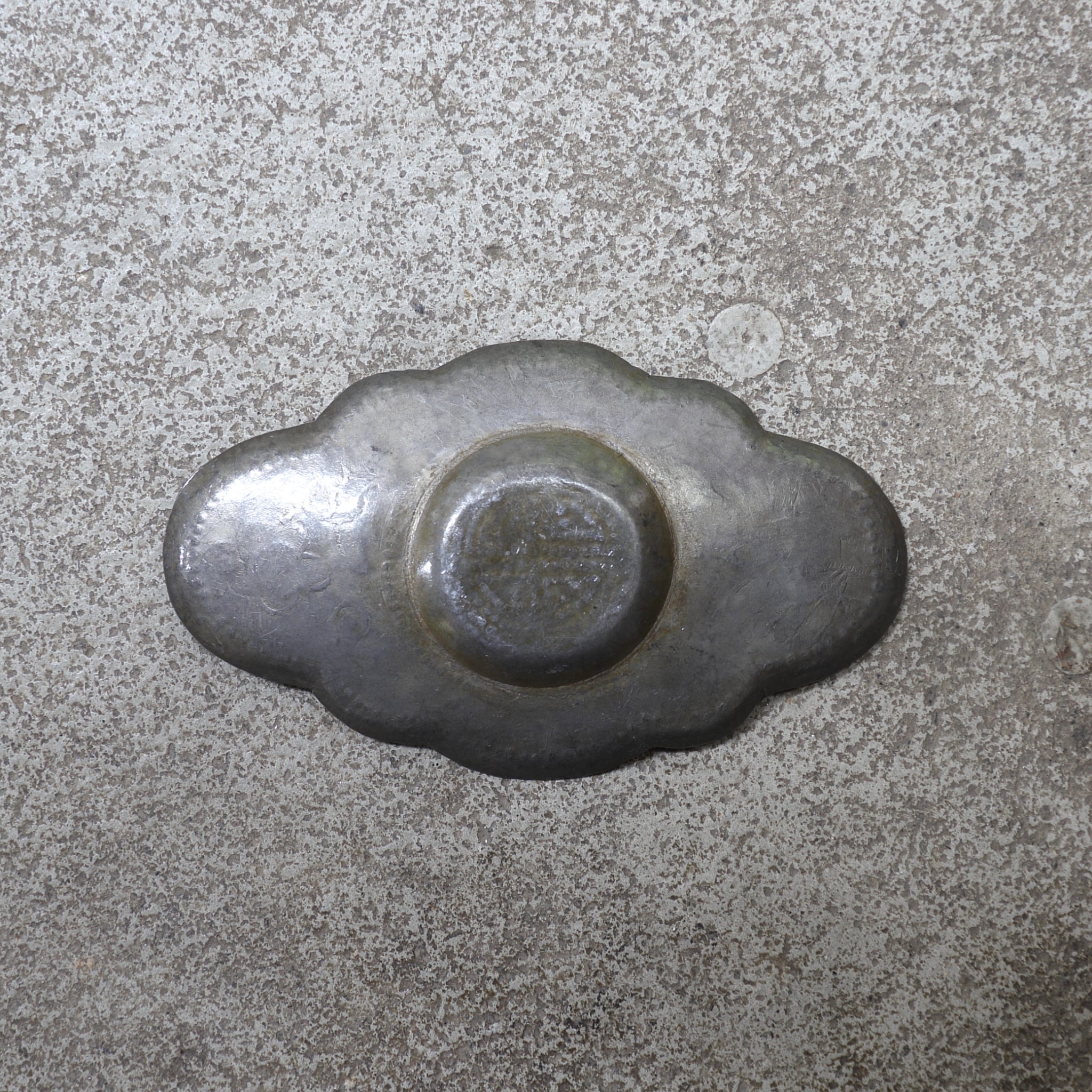 ALTE KLEINER BLÜTENE ZINNERNE UNTERTASSE, Eingekerbte mit Pflaumenblütenmuster, 5er-set, Qing-Dynastie（1616–1911 n. Chr.）