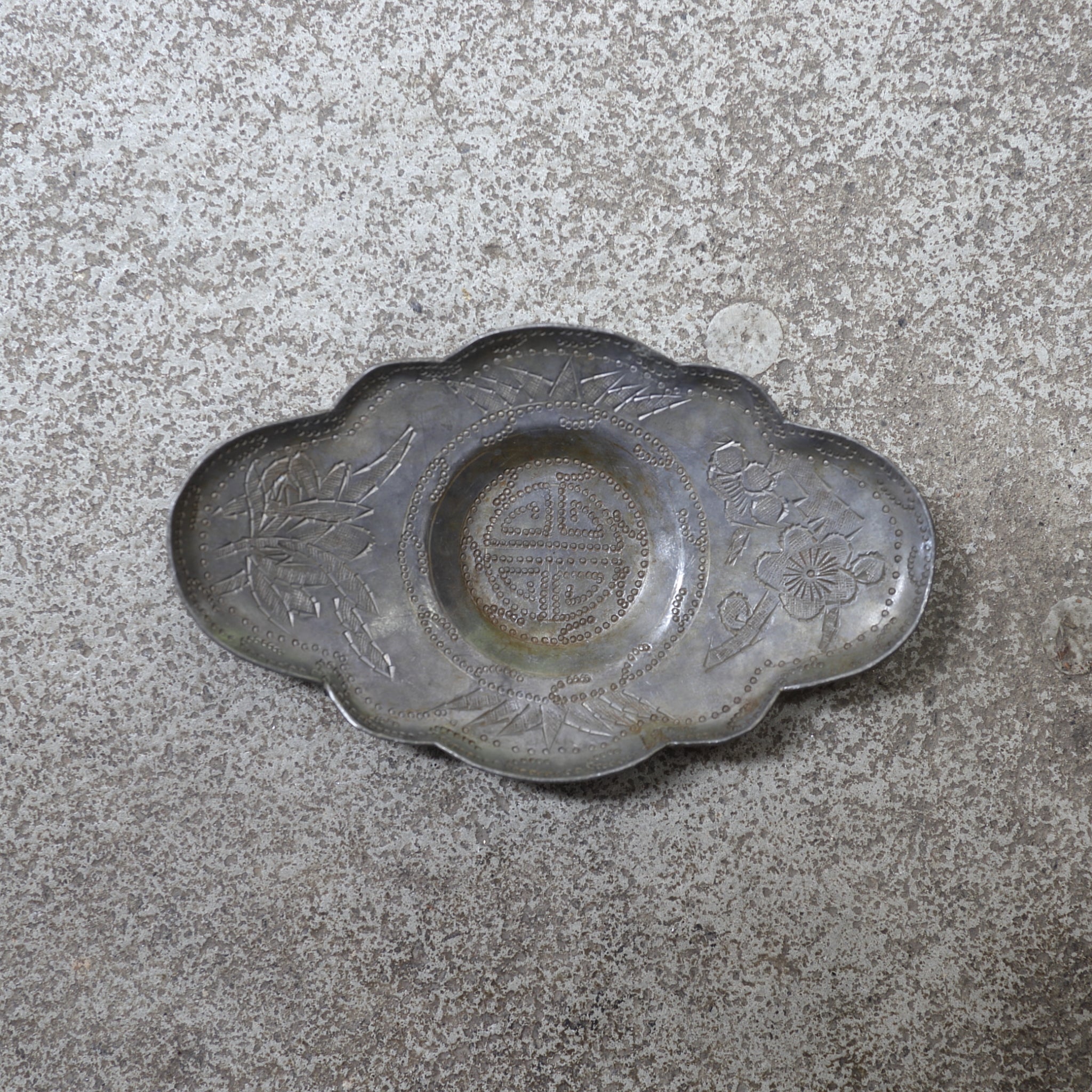 ALTE KLEINER BLÜTENE ZINNERNE UNTERTASSE, Eingekerbte mit Pflaumenblütenmuster, 5er-set, Qing-Dynastie（1616–1911 n. Chr.）