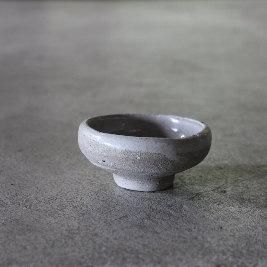 SAKE-SCHALE, Ko-Seto, ascheglasiert, Edo-Zeit（1603–1867 n. Chr.）