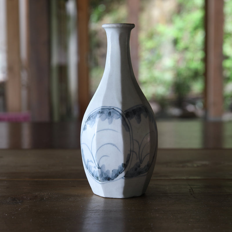BEVELED BOTTLE, Blue-and-white porcelain with window-panelled grass design, Joseon Dynasty（1392–1897CE）