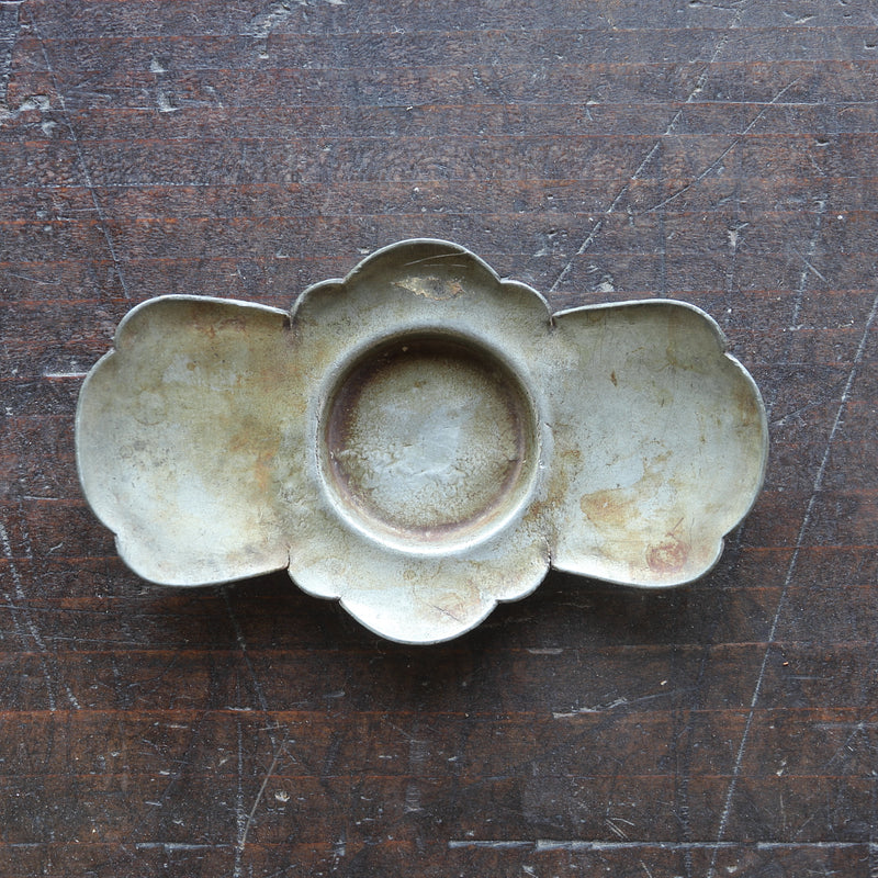 清代古錫花形茶托，帶有在款，清時代（1616-1911年）
