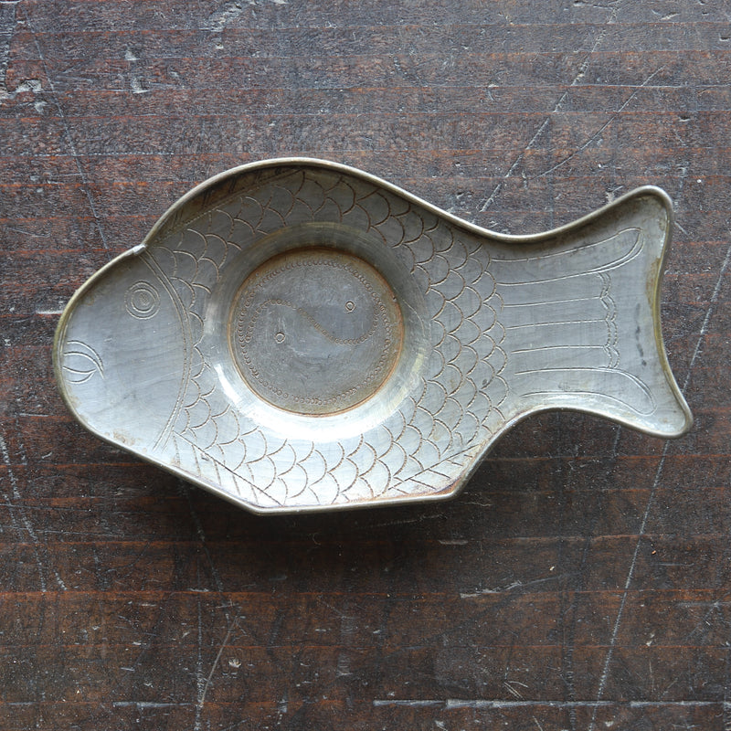 清代古錫陰陽文魚形茶托，帶有在款，清時代（1616-1911年）