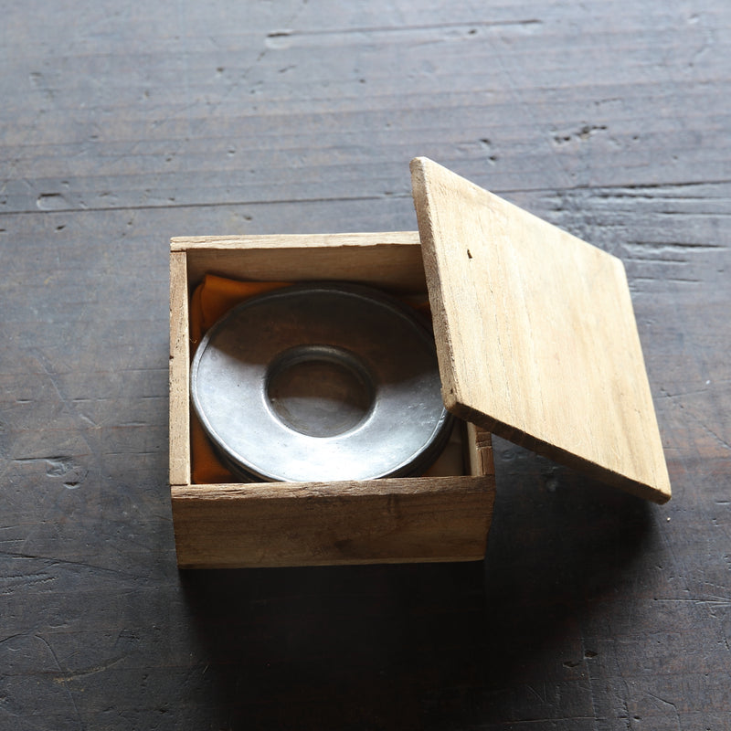 清代古錫圓形小茶托，帶有在款，附有木箱，清時代（1616-1911年）