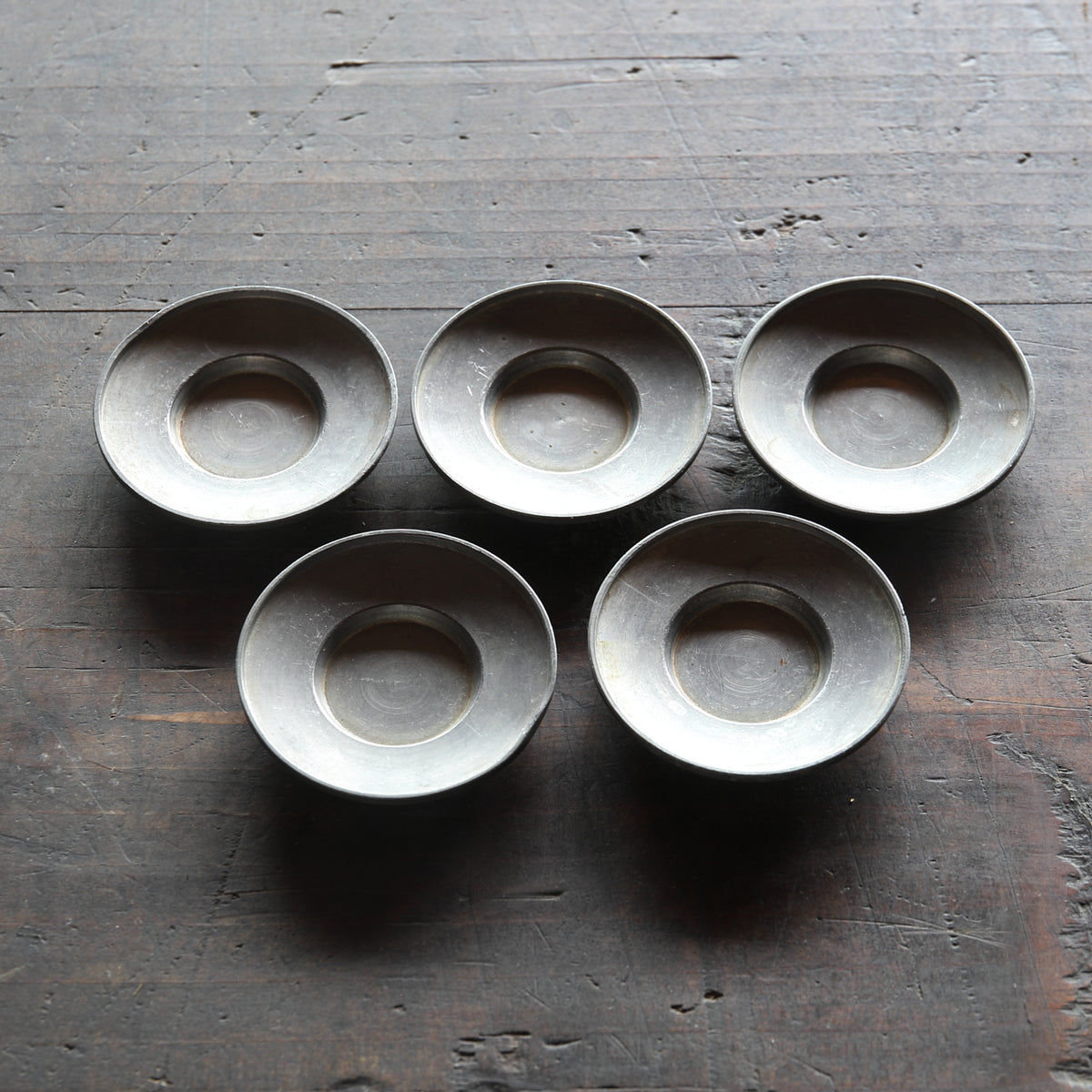 清代 古錫円形茶托 5客揃（1616–1911 CE） | 入蘆花（ロカニイル）